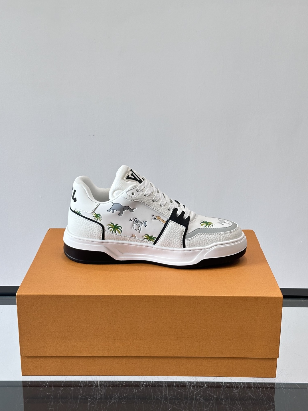 L v奢品🆕男士厚底休闲运动鞋，选用进口小牛皮打造，加衬鞋领和鲜明缝线丰富整体结构。L*V字母与路易标识