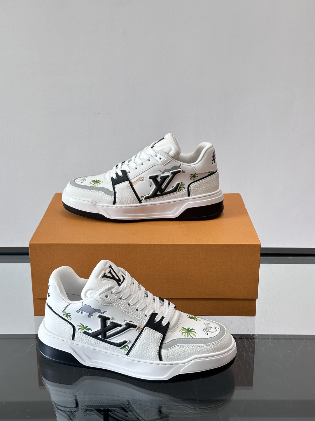 L v奢品🆕男士厚底休闲运动鞋，选用进口小牛皮打造，加衬鞋领和鲜明缝线丰富整体结构。L*V字母与路易标识