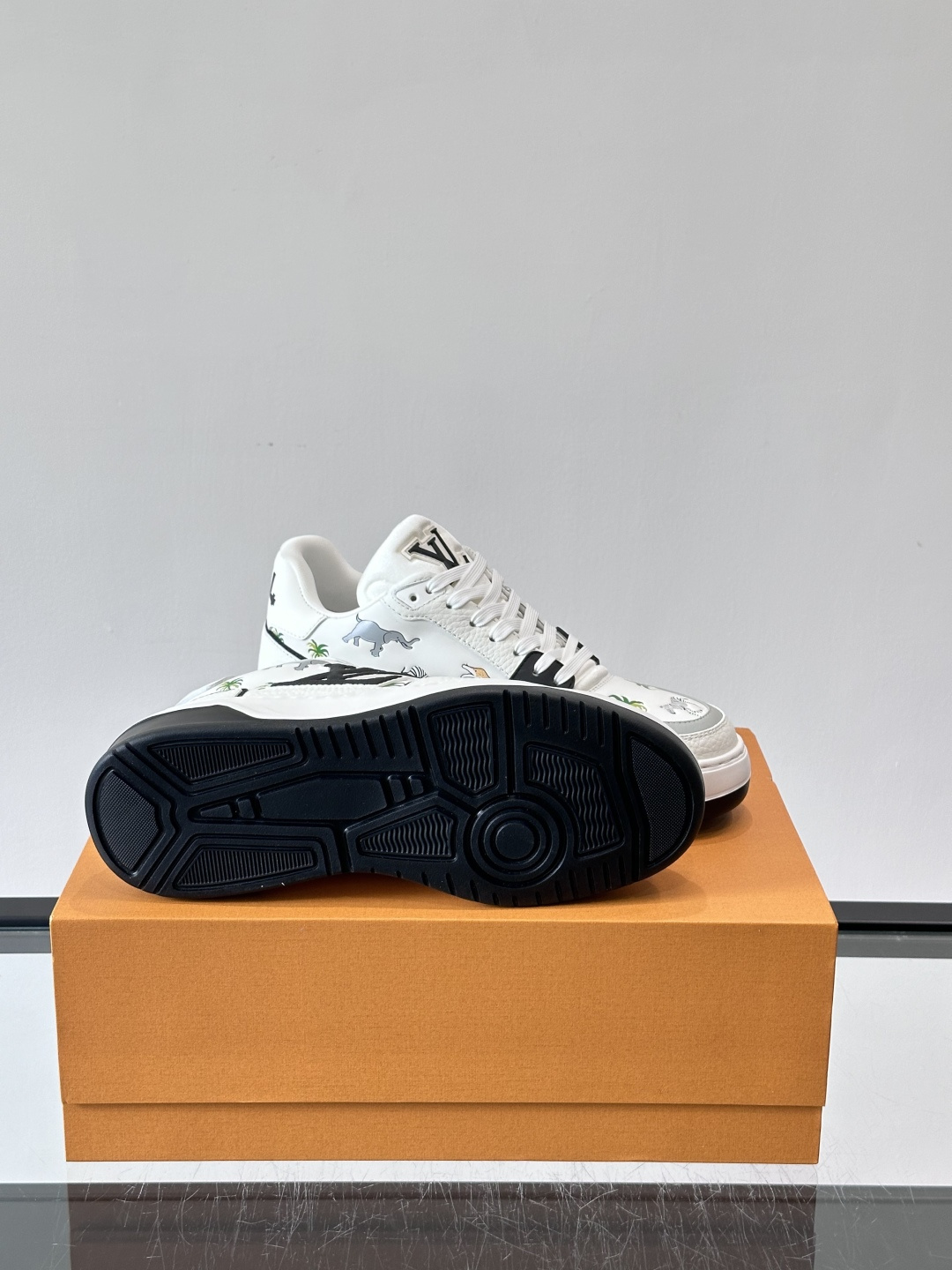 L v奢品🆕男士厚底休闲运动鞋，选用进口小牛皮打造，加衬鞋领和鲜明缝线丰富整体结构。L*V字母与路易标识