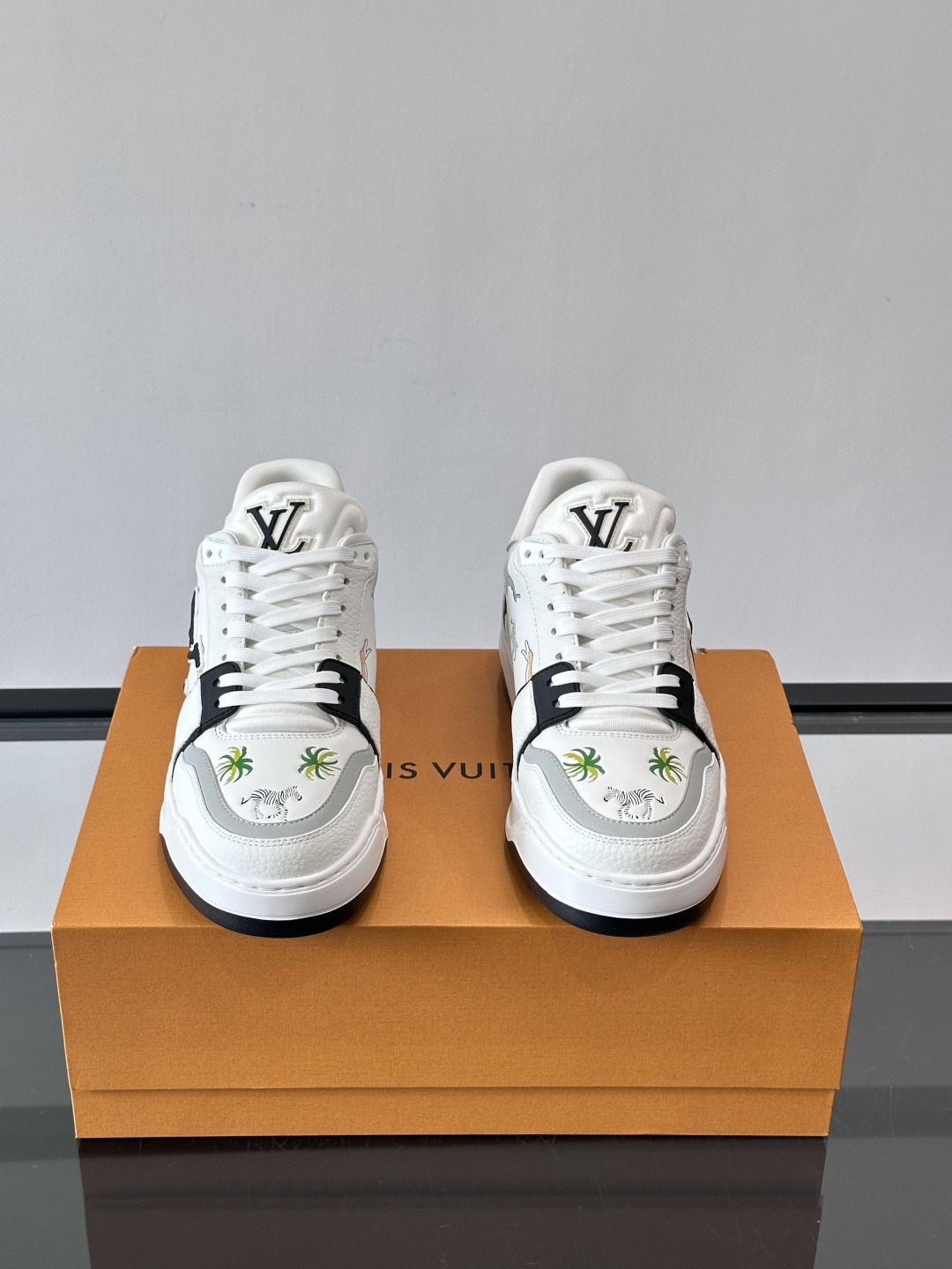 L v奢品🆕男士厚底休闲运动鞋，选用进口小牛皮打造，加衬鞋领和鲜明缝线丰富整体结构。L*V字母与路易标识