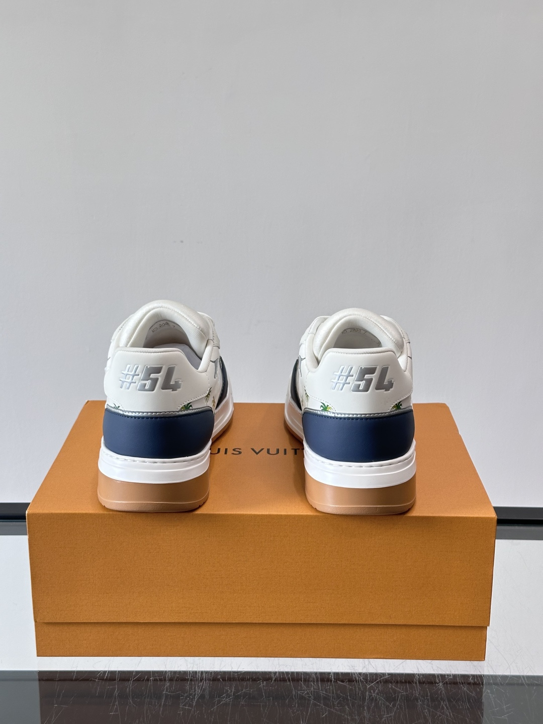 L v奢品🆕男士厚底休闲运动鞋，选用进口小牛皮打造，加衬鞋领和鲜明缝线丰富整体结构。L*V字母与路易标识