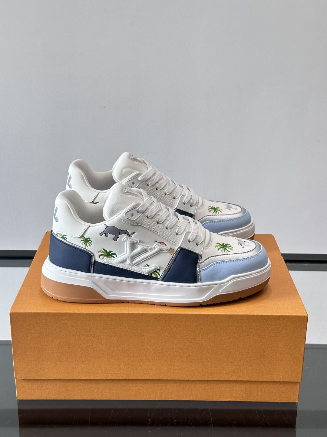 L v奢品🆕男士厚底休闲运动鞋，选用进口小牛皮打造，加衬鞋领和鲜明缝线丰富整体结构。L*V字母与路易标识