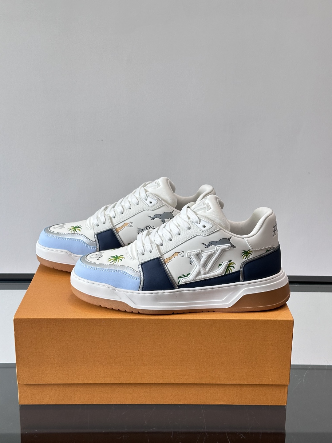 L v奢品🆕男士厚底休闲运动鞋，选用进口小牛皮打造，加衬鞋领和鲜明缝线丰富整体结构。L*V字母与路易标识