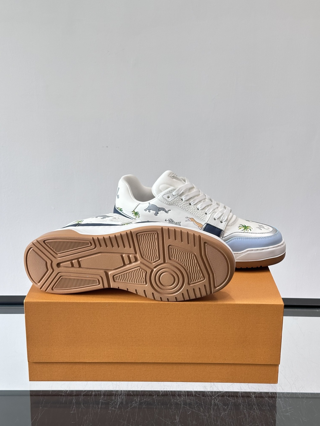 L v奢品🆕男士厚底休闲运动鞋，选用进口小牛皮打造，加衬鞋领和鲜明缝线丰富整体结构。L*V字母与路易标识