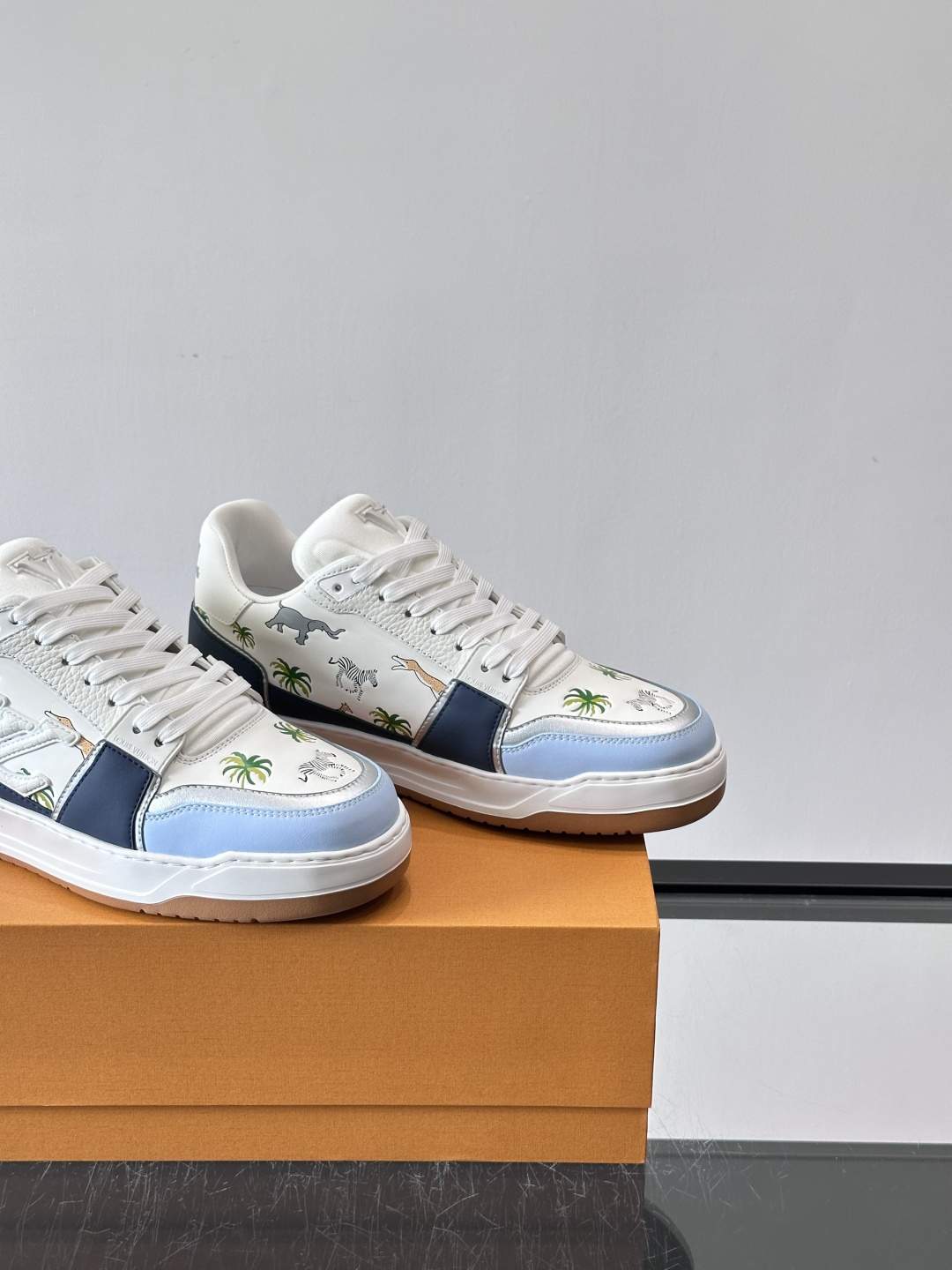 L v奢品🆕男士厚底休闲运动鞋，选用进口小牛皮打造，加衬鞋领和鲜明缝线丰富整体结构。L*V字母与路易标识