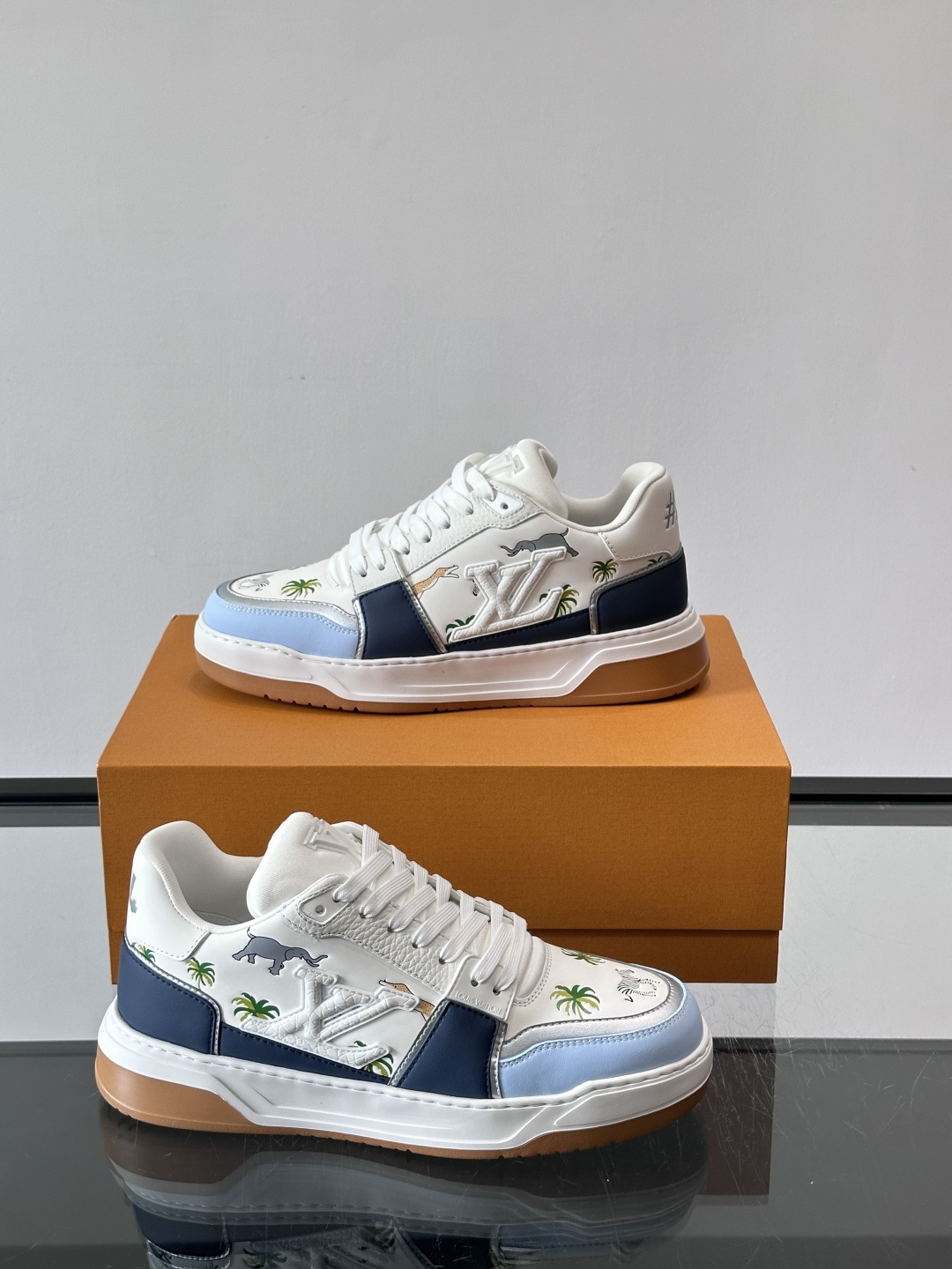 L v奢品🆕男士厚底休闲运动鞋，选用进口小牛皮打造，加衬鞋领和鲜明缝线丰富整体结构。L*V字母与路易标识