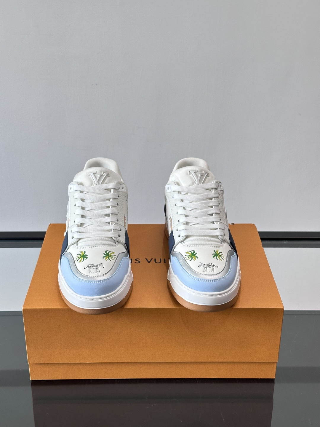 L v奢品🆕男士厚底休闲运动鞋，选用进口小牛皮打造，加衬鞋领和鲜明缝线丰富整体结构。L*V字母与路易标识