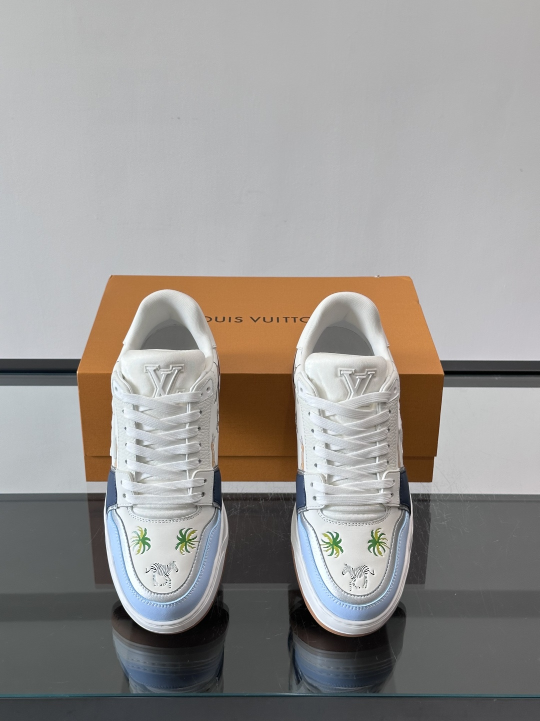 L v奢品🆕男士厚底休闲运动鞋，选用进口小牛皮打造，加衬鞋领和鲜明缝线丰富整体结构。L*V字母与路易标识