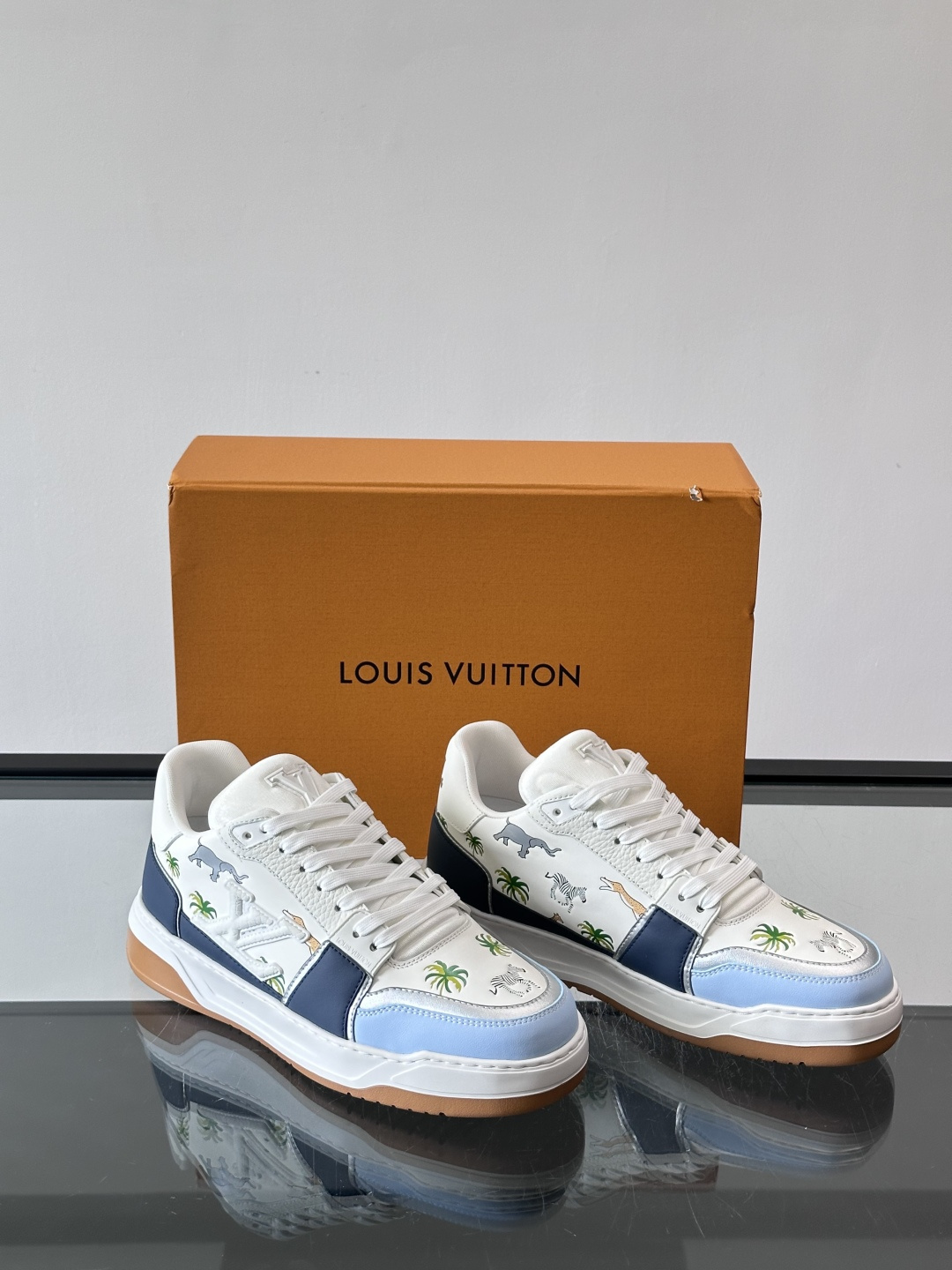 L v奢品🆕男士厚底休闲运动鞋，选用进口小牛皮打造，加衬鞋领和鲜明缝线丰富整体结构。L*V字母与路易标识