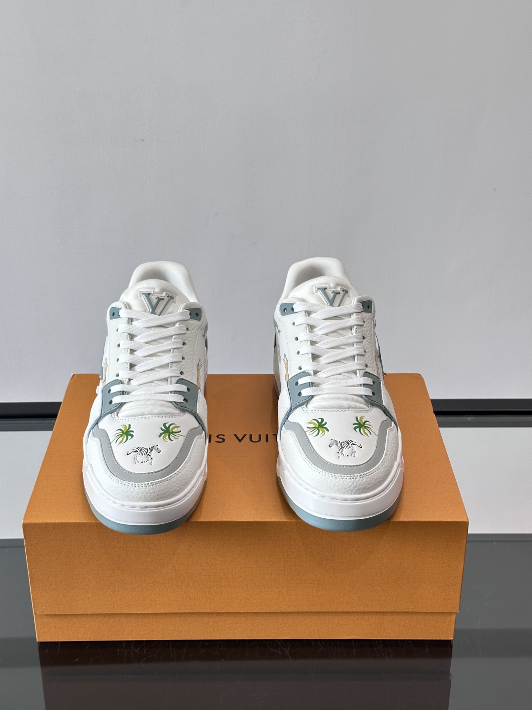 L v奢品🆕男士厚底休闲运动鞋，选用进口小牛皮打造，加衬鞋领和鲜明缝线丰富整体结构。L*V字母与路易标识