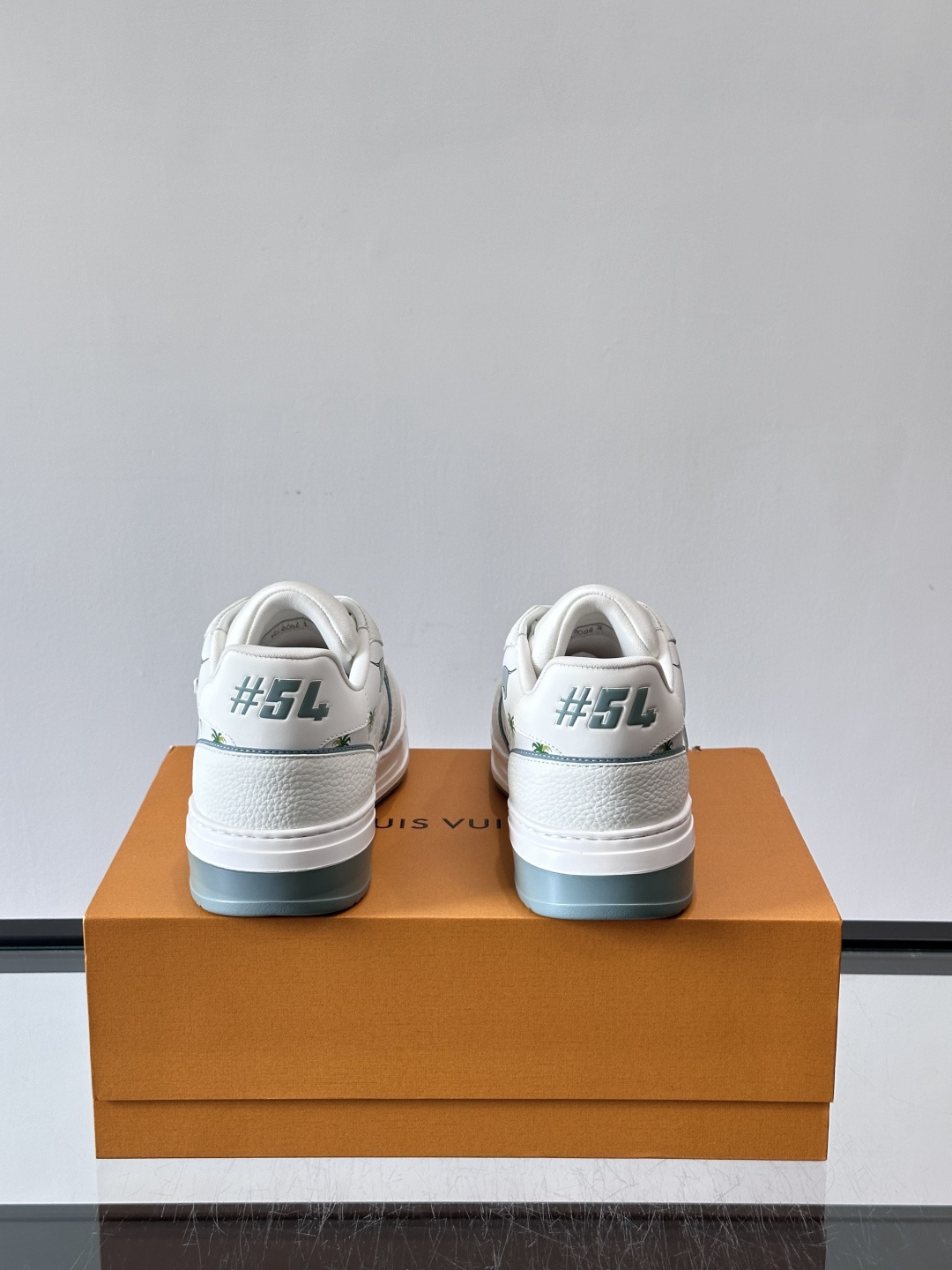 L v奢品🆕男士厚底休闲运动鞋，选用进口小牛皮打造，加衬鞋领和鲜明缝线丰富整体结构。L*V字母与路易标识