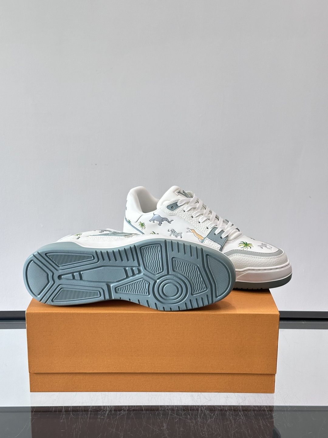 L v奢品🆕男士厚底休闲运动鞋，选用进口小牛皮打造，加衬鞋领和鲜明缝线丰富整体结构。L*V字母与路易标识