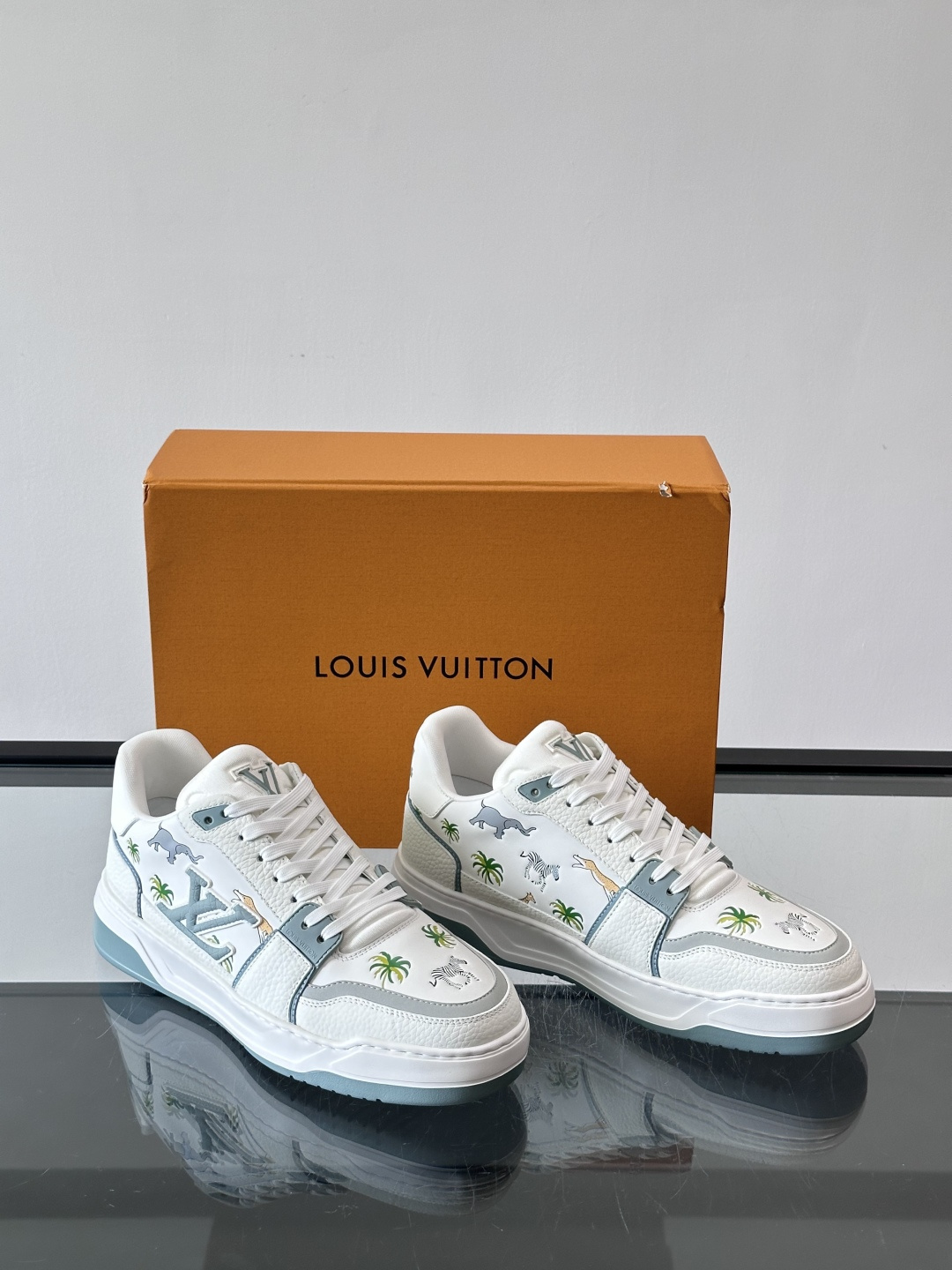 L v奢品🆕男士厚底休闲运动鞋，选用进口小牛皮打造，加衬鞋领和鲜明缝线丰富整体结构。L*V字母与路易标识