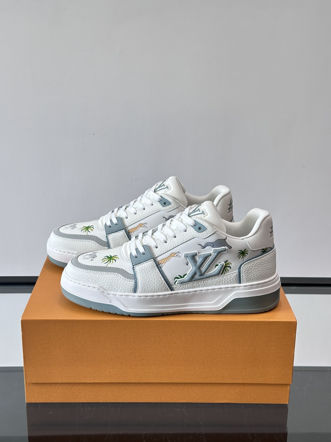 L v奢品🆕男士厚底休闲运动鞋，选用进口小牛皮打造，加衬鞋领和鲜明缝线丰富整体结构。L*V字母与路易标识
