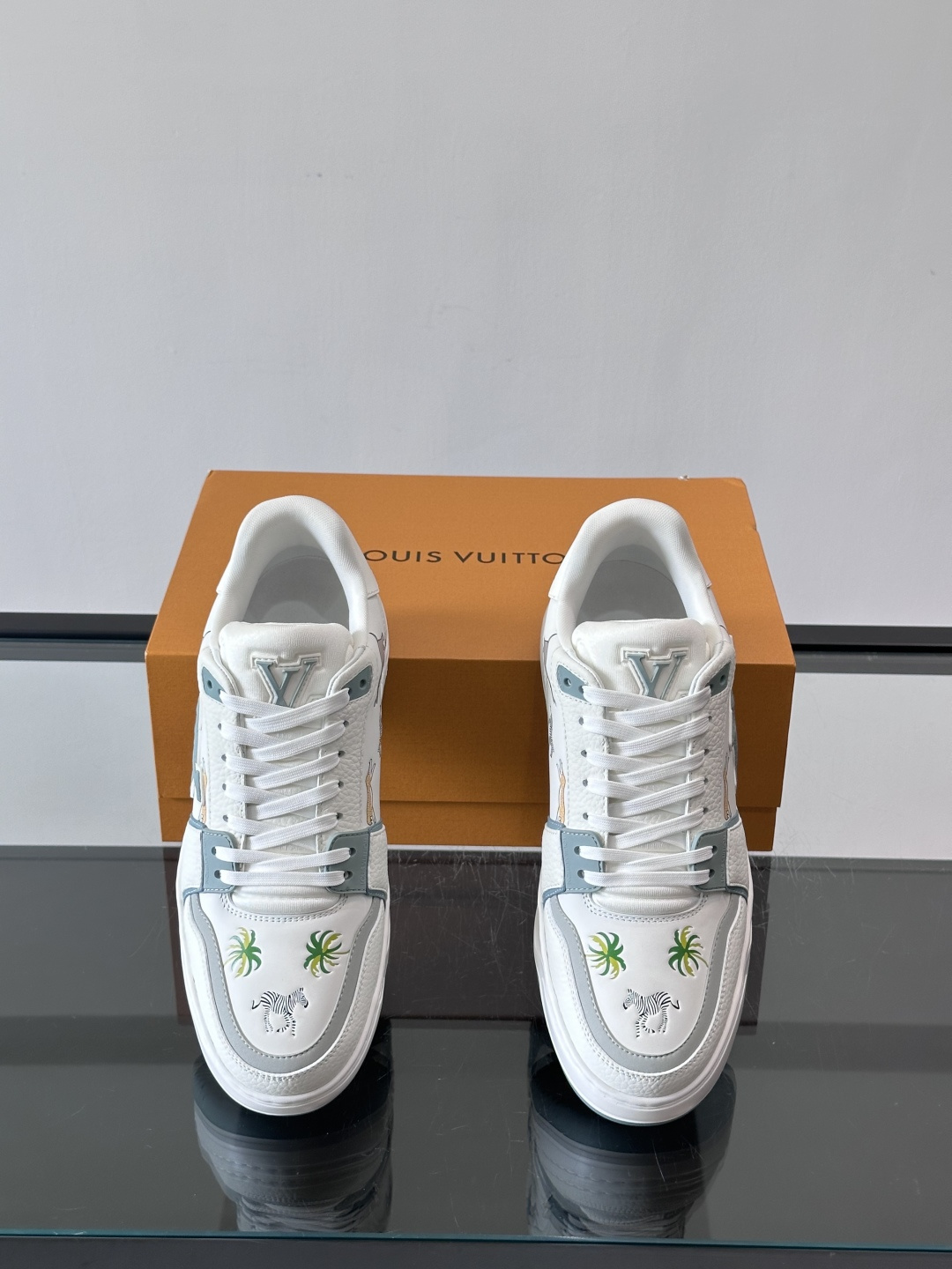 L v奢品🆕男士厚底休闲运动鞋，选用进口小牛皮打造，加衬鞋领和鲜明缝线丰富整体结构。L*V字母与路易标识