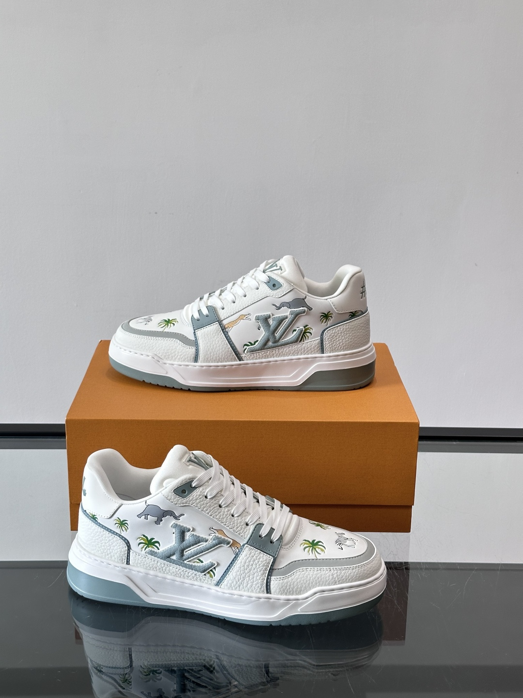 L v奢品🆕男士厚底休闲运动鞋，选用进口小牛皮打造，加衬鞋领和鲜明缝线丰富整体结构。L*V字母与路易标识