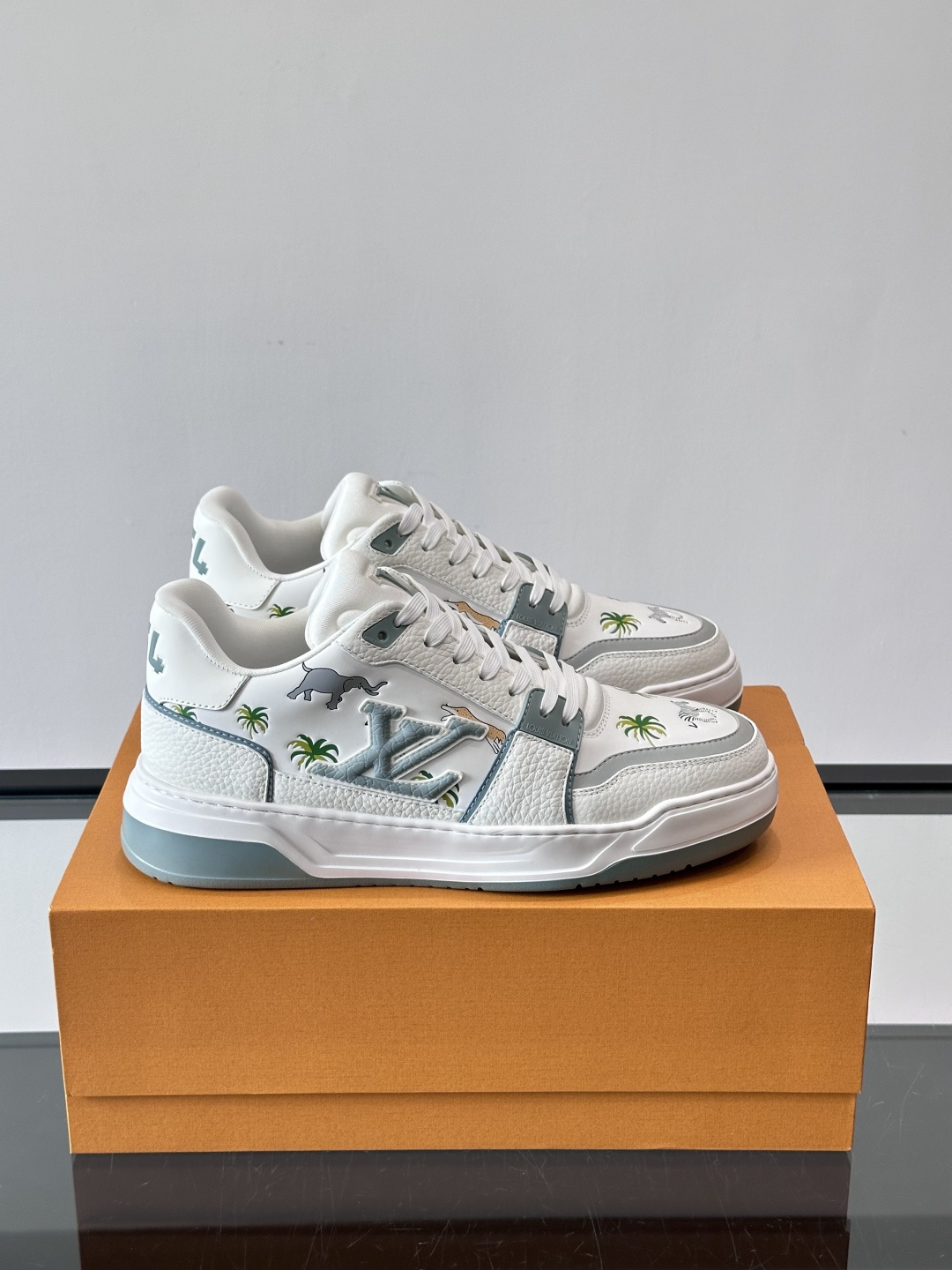 L v奢品🆕男士厚底休闲运动鞋，选用进口小牛皮打造，加衬鞋领和鲜明缝线丰富整体结构。L*V字母与路易标识