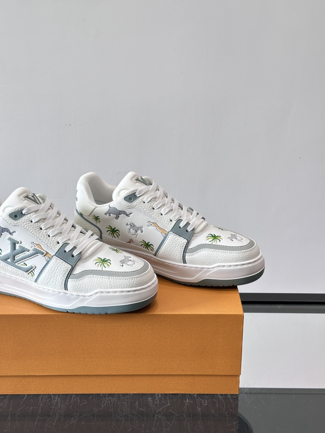 L v奢品🆕男士厚底休闲运动鞋，选用进口小牛皮打造，加衬鞋领和鲜明缝线丰富整体结构。L*V字母与路易标识