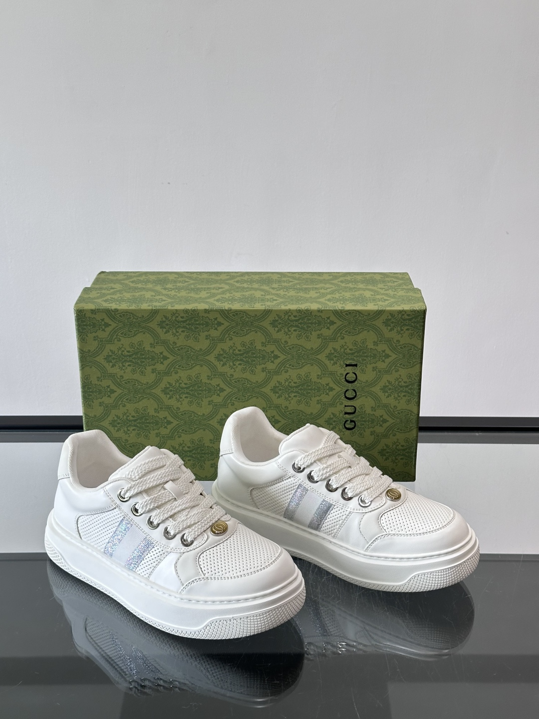 👟Gucci新款男士真皮休闲板鞋，头层牛皮+透气网布拼接，打孔设计超适合夏天穿！厚底轻便，增高又舒适，日