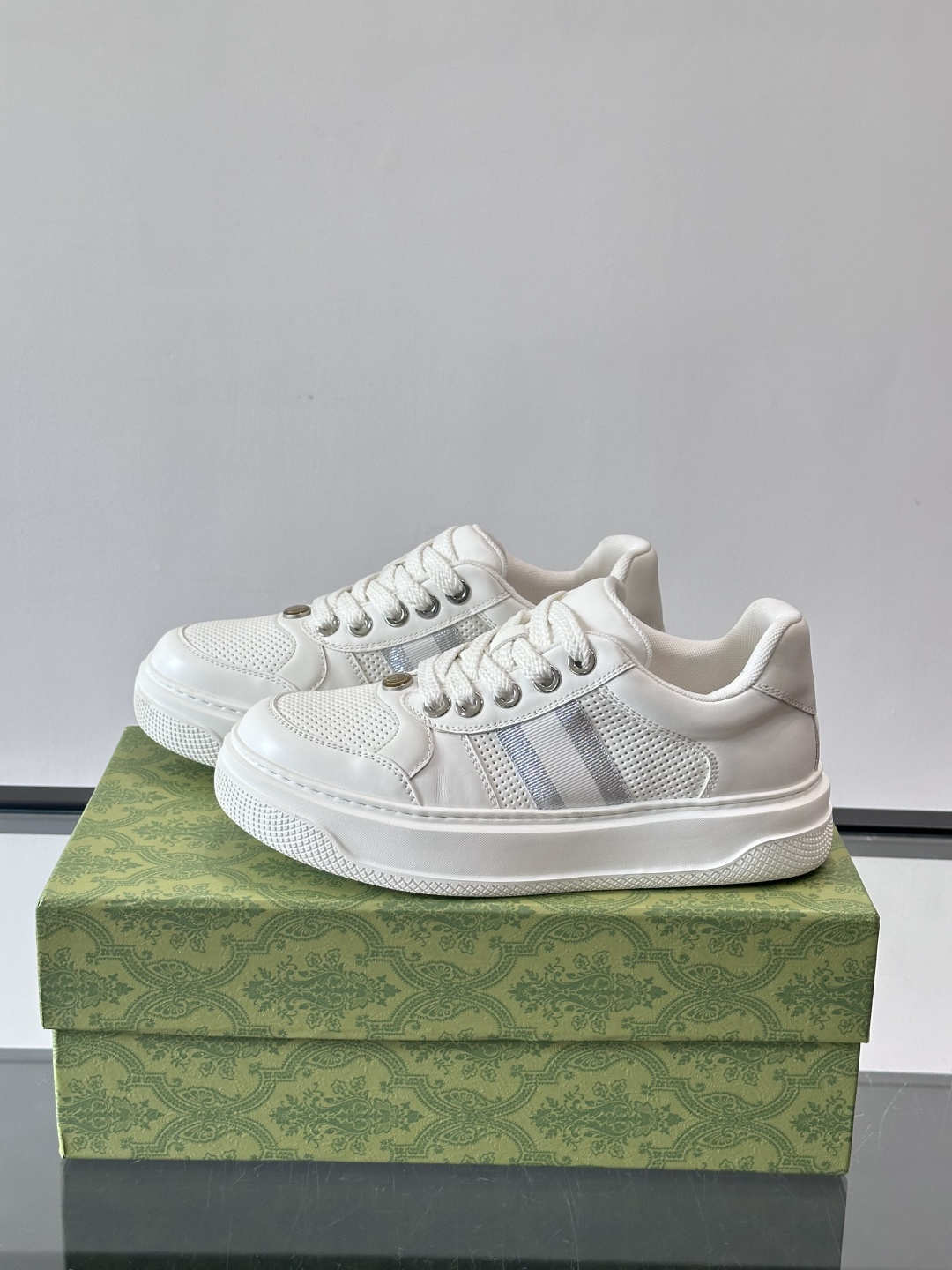 👟Gucci新款男士真皮休闲板鞋，头层牛皮+透气网布拼接，打孔设计超适合夏天穿！厚底轻便，增高又舒适，日