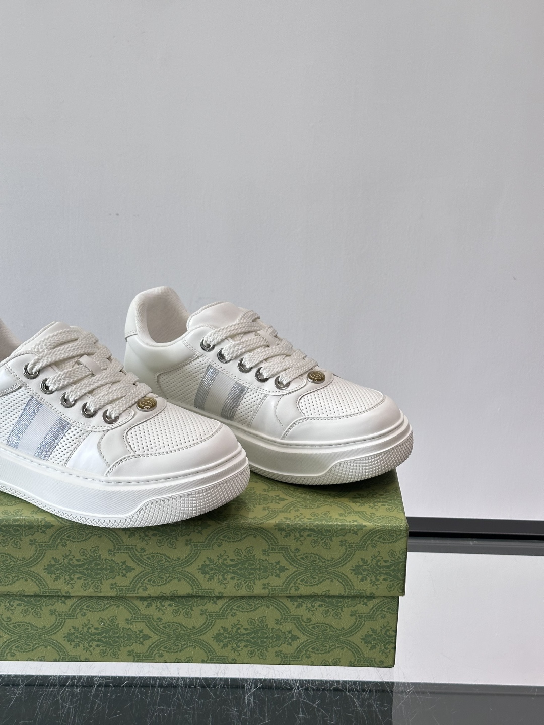 👟Gucci新款男士真皮休闲板鞋，头层牛皮+透气网布拼接，打孔设计超适合夏天穿！厚底轻便，增高又舒适，日