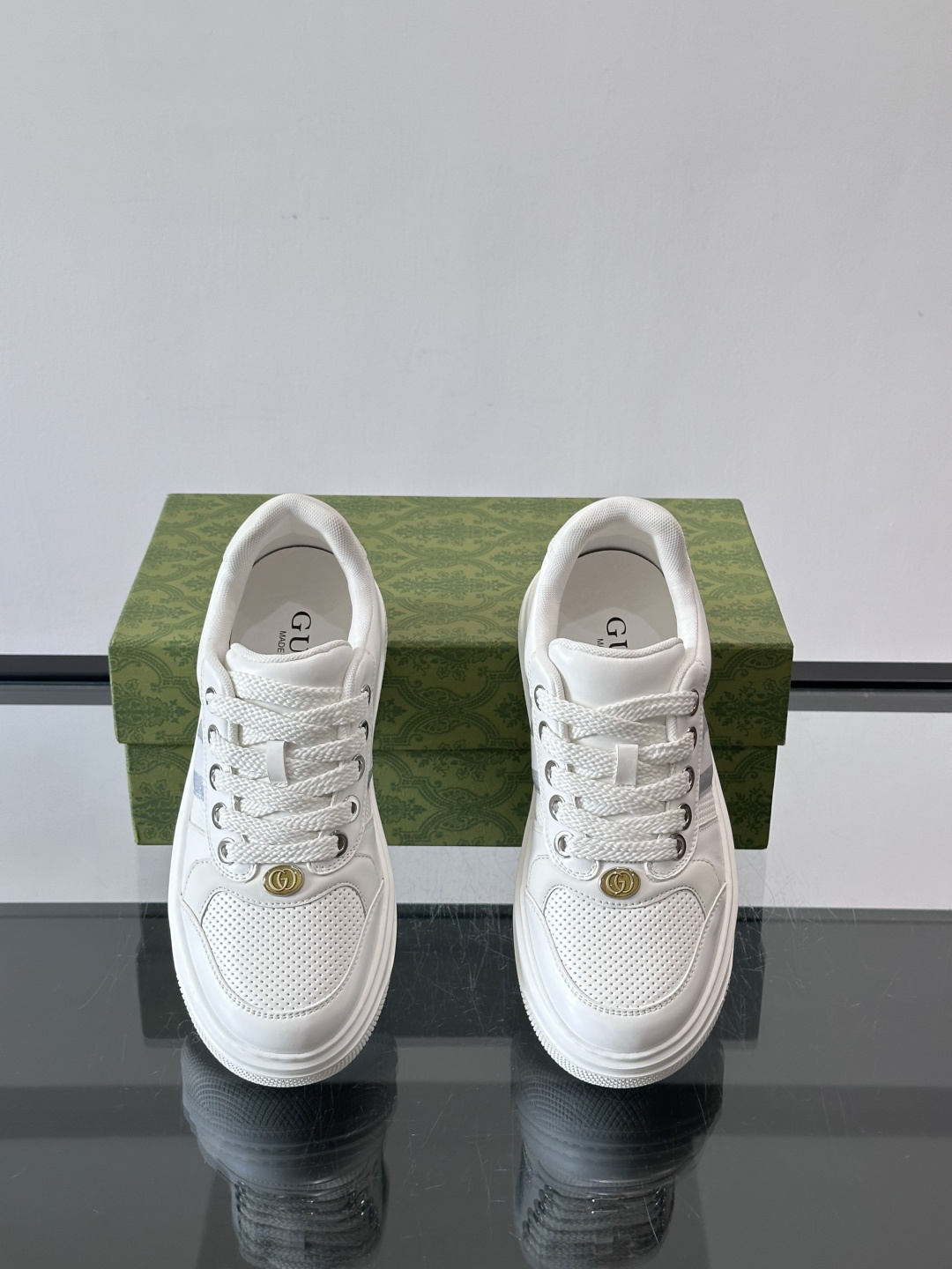 👟Gucci新款男士真皮休闲板鞋，头层牛皮+透气网布拼接，打孔设计超适合夏天穿！厚底轻便，增高又舒适，日