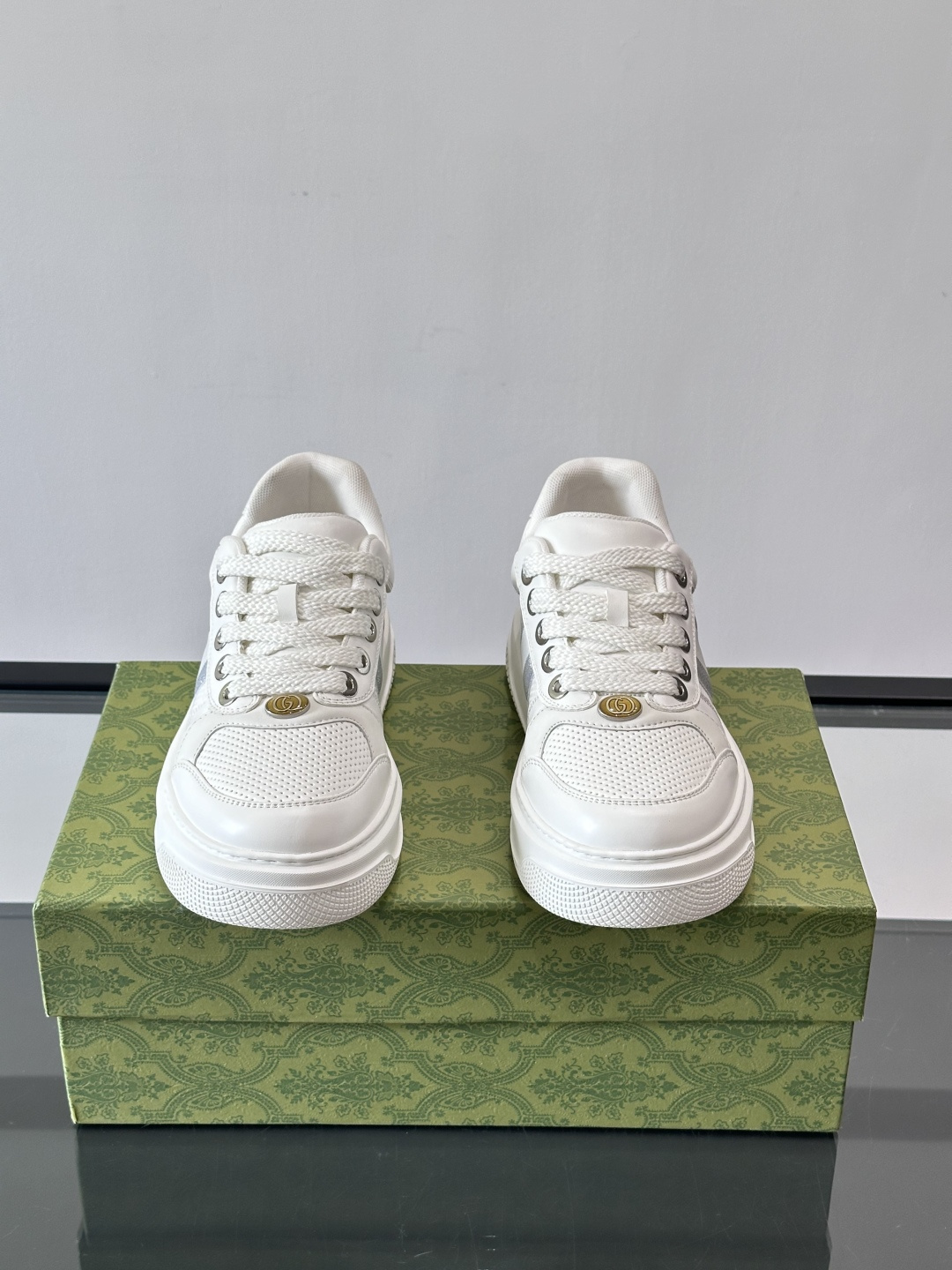 👟Gucci新款男士真皮休闲板鞋，头层牛皮+透气网布拼接，打孔设计超适合夏天穿！厚底轻便，增高又舒适，日