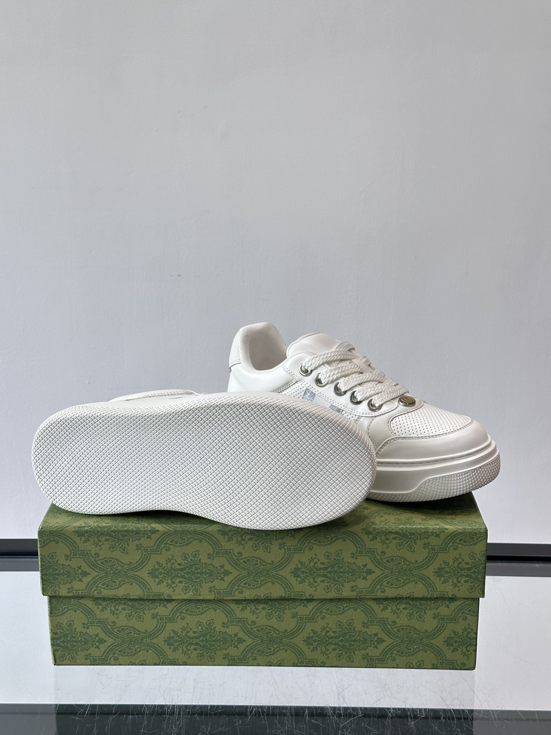 👟Gucci新款男士真皮休闲板鞋，头层牛皮+透气网布拼接，打孔设计超适合夏天穿！厚底轻便，增高又舒适，日