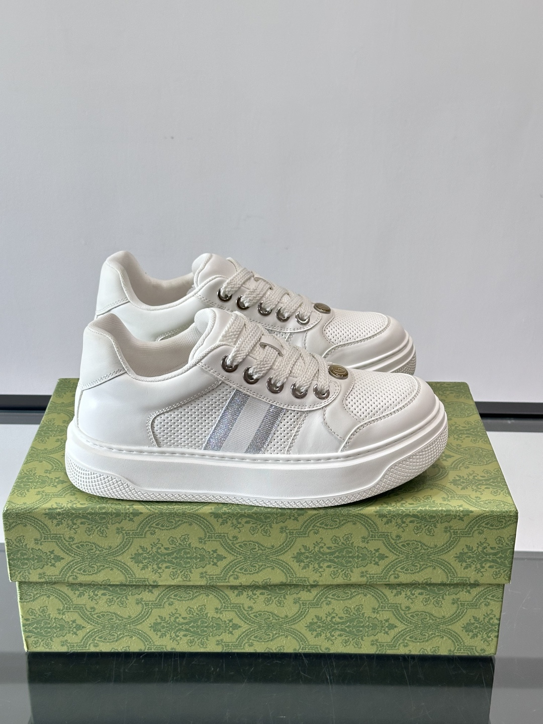 👟Gucci新款男士真皮休闲板鞋，头层牛皮+透气网布拼接，打孔设计超适合夏天穿！厚底轻便，增高又舒适，日