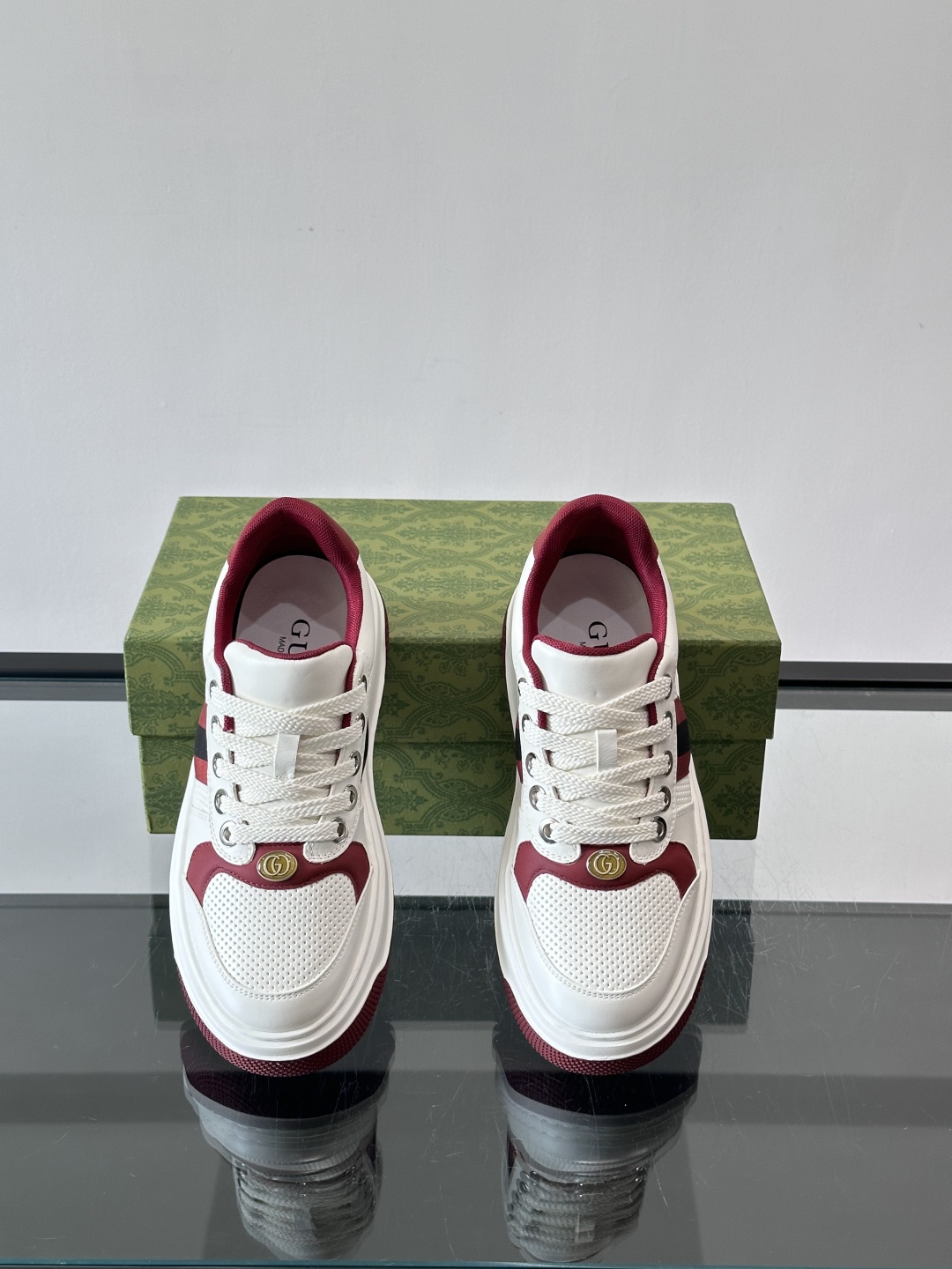 👟Gucci新款男士真皮休闲板鞋，头层牛皮+透气网布拼接，打孔设计超适合夏天穿！厚底轻便，增高又舒适，日