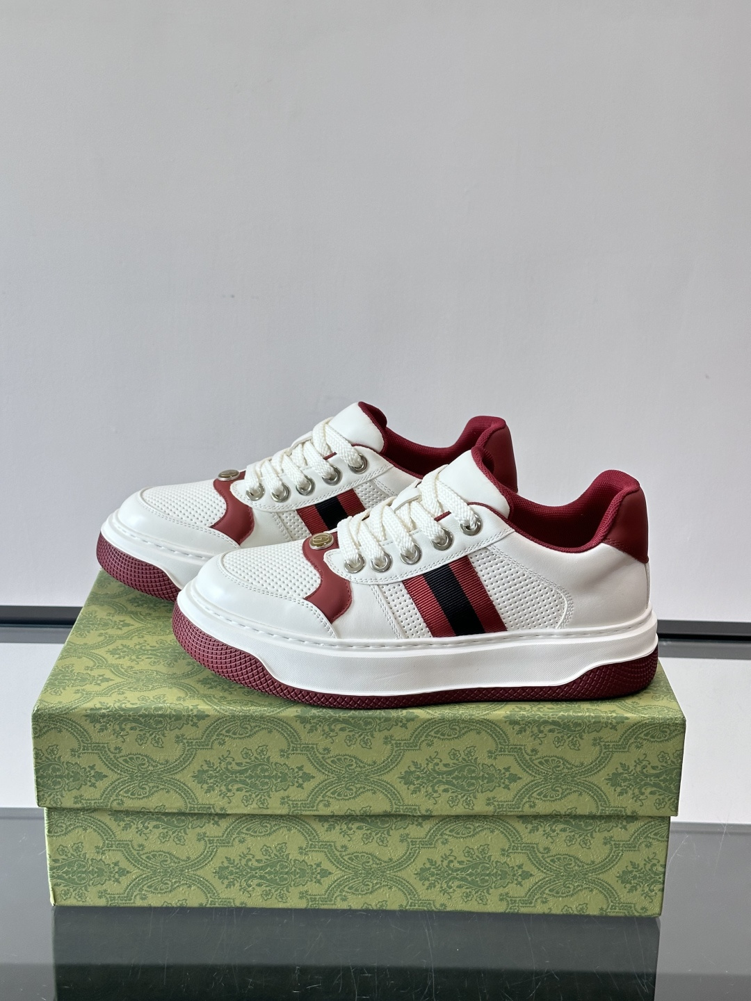 👟Gucci新款男士真皮休闲板鞋，头层牛皮+透气网布拼接，打孔设计超适合夏天穿！厚底轻便，增高又舒适，日