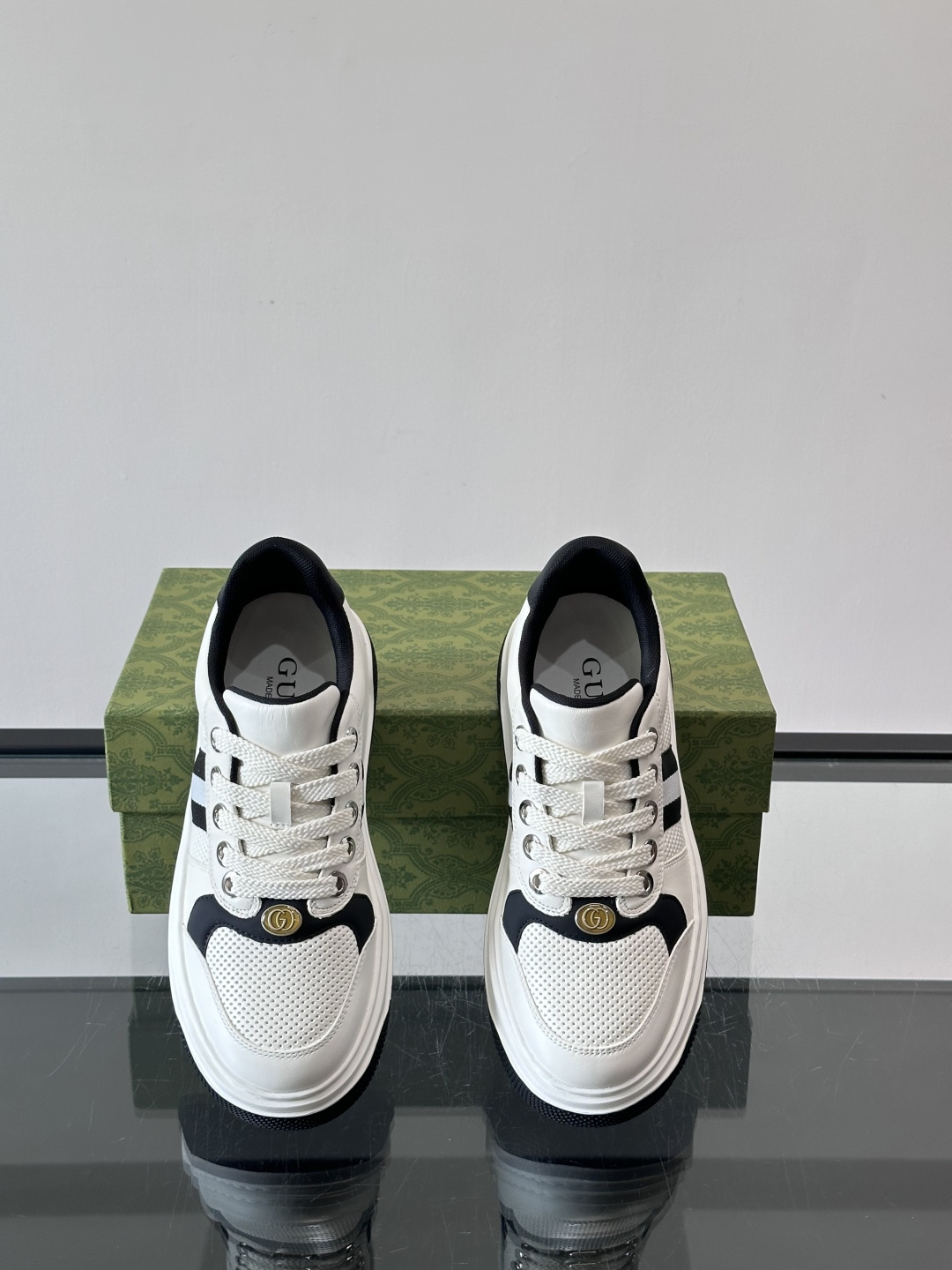 👟Gucci新款男士真皮休闲板鞋，头层牛皮+透气网布拼接，打孔设计超适合夏天穿！厚底轻便，增高又舒适，日