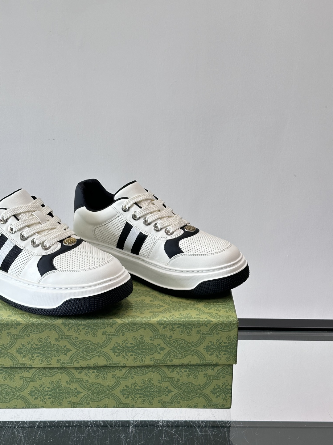 👟Gucci新款男士真皮休闲板鞋，头层牛皮+透气网布拼接，打孔设计超适合夏天穿！厚底轻便，增高又舒适，日