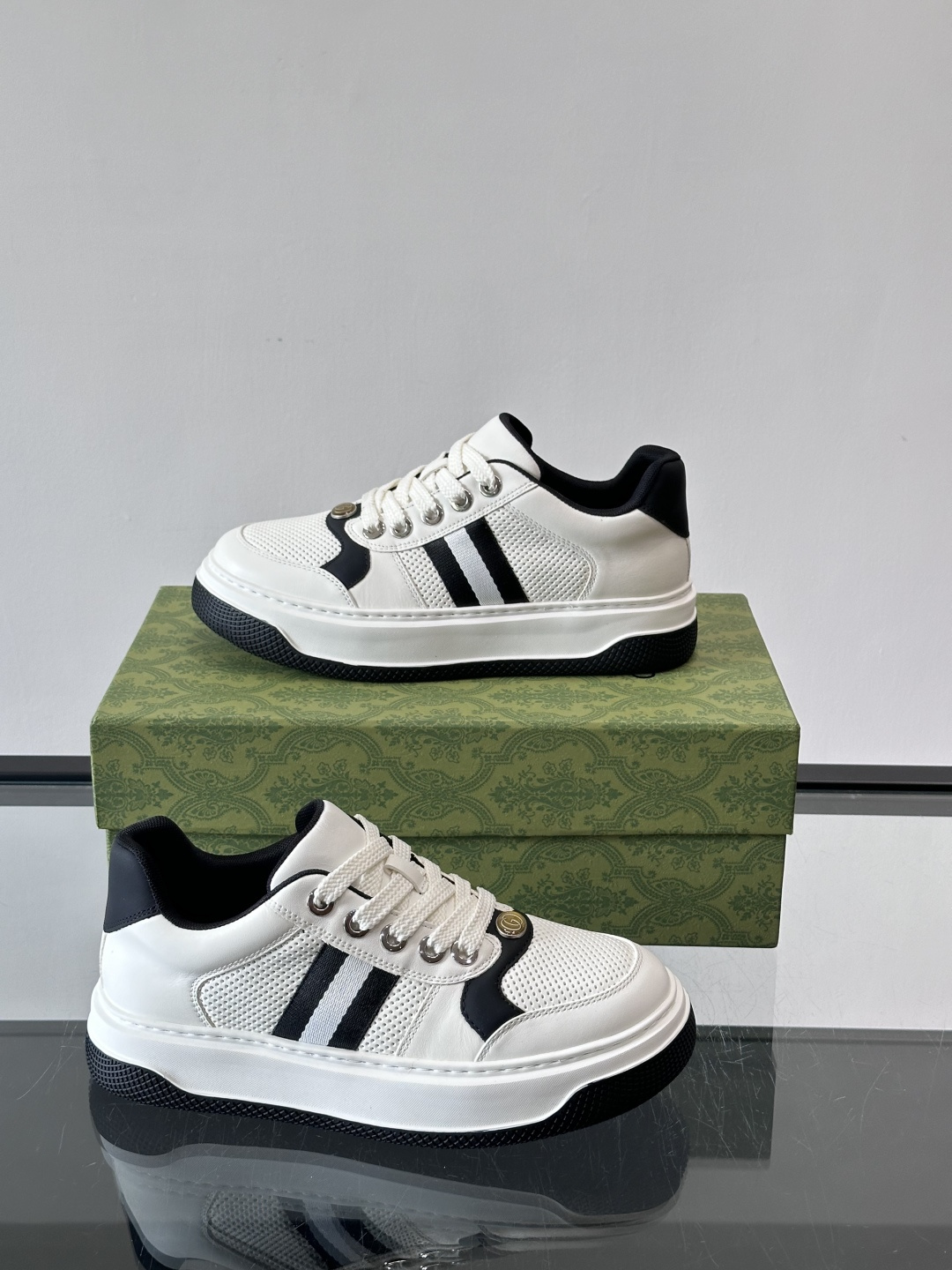 👟Gucci新款男士真皮休闲板鞋，头层牛皮+透气网布拼接，打孔设计超适合夏天穿！厚底轻便，增高又舒适，日