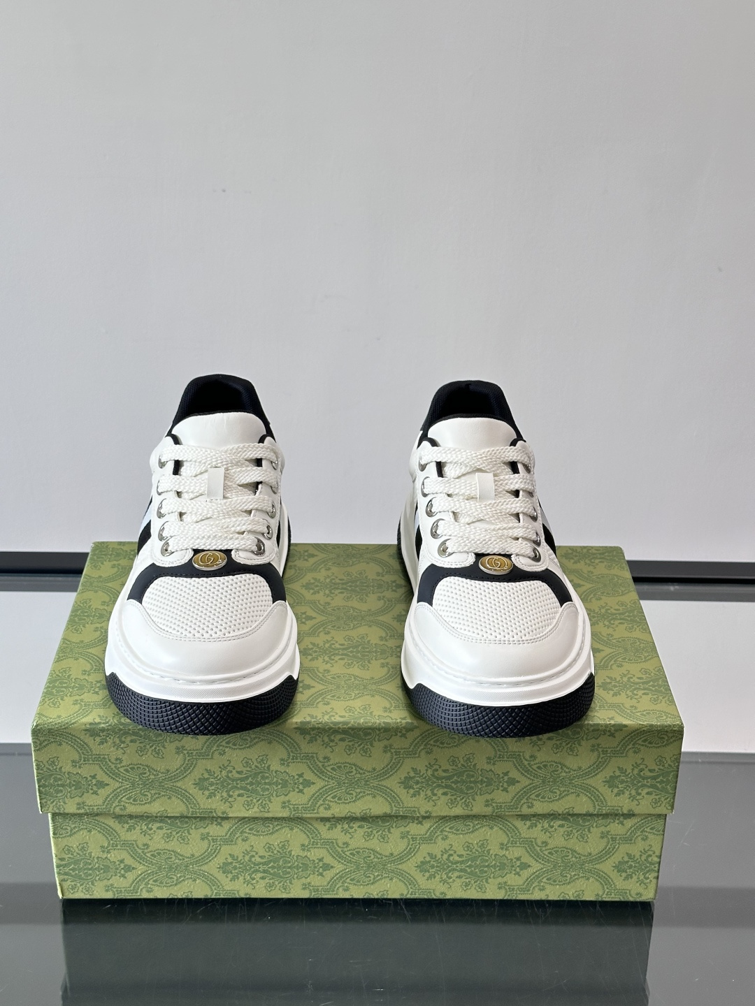 👟Gucci新款男士真皮休闲板鞋，头层牛皮+透气网布拼接，打孔设计超适合夏天穿！厚底轻便，增高又舒适，日