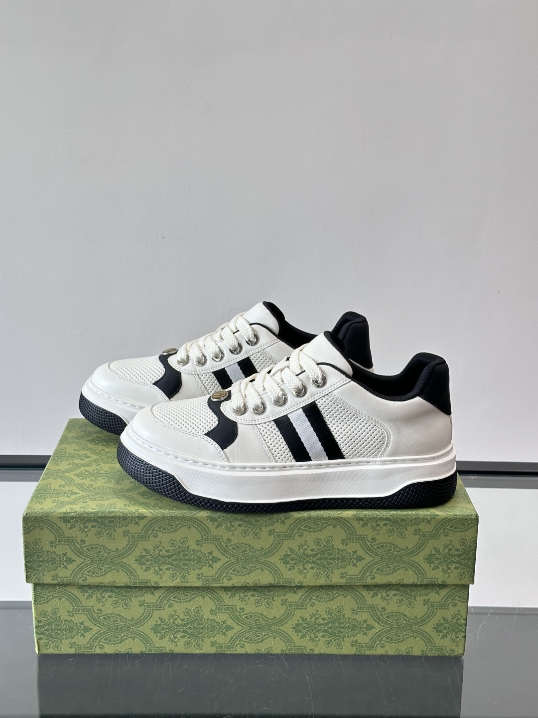 👟Gucci新款男士真皮休闲板鞋，头层牛皮+透气网布拼接，打孔设计超适合夏天穿！厚底轻便，增高又舒适，日