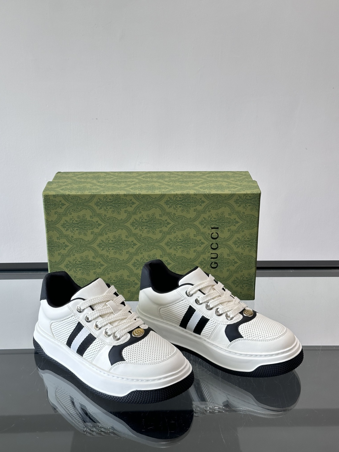 👟Gucci新款男士真皮休闲板鞋，头层牛皮+透气网布拼接，打孔设计超适合夏天穿！厚底轻便，增高又舒适，日