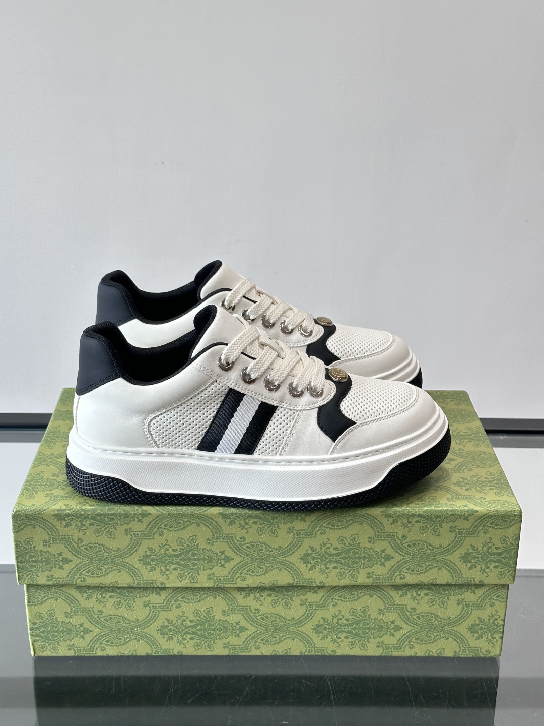 👟Gucci新款男士真皮休闲板鞋，头层牛皮+透气网布拼接，打孔设计超适合夏天穿！厚底轻便，增高又舒适，日