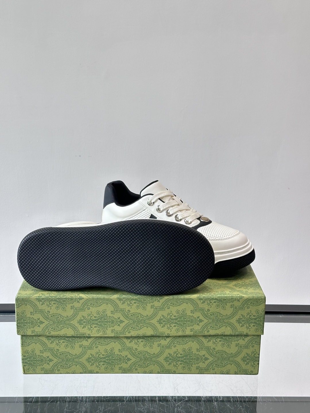 👟Gucci新款男士真皮休闲板鞋，头层牛皮+透气网布拼接，打孔设计超适合夏天穿！厚底轻便，增高又舒适，日