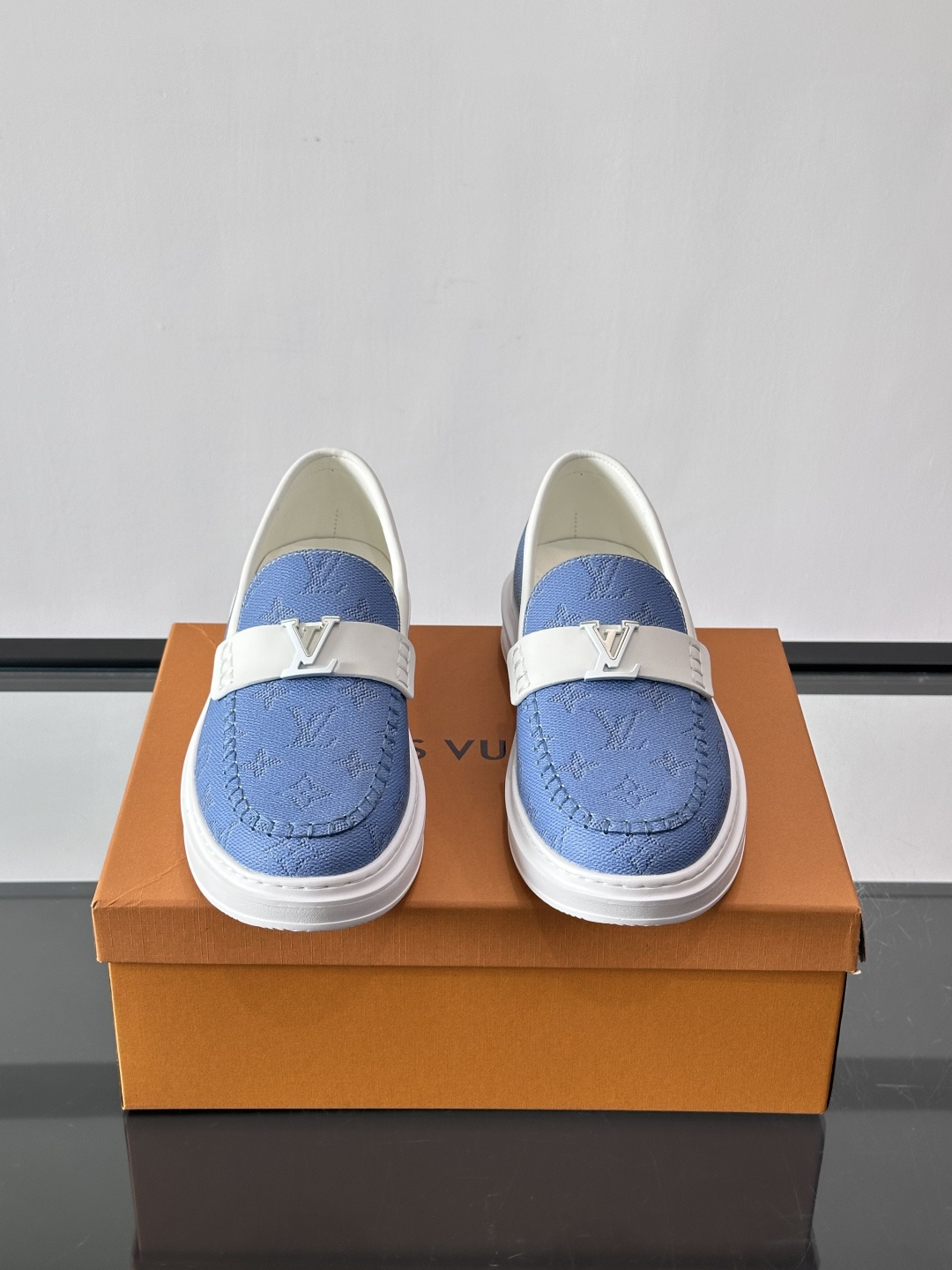 LV男士休闲鞋简约版型⚠️一脚蹬的自在，是通勤与周末的无缝衔接。柔软皮革包裹双脚，纯白厚底自带轻盈感，每