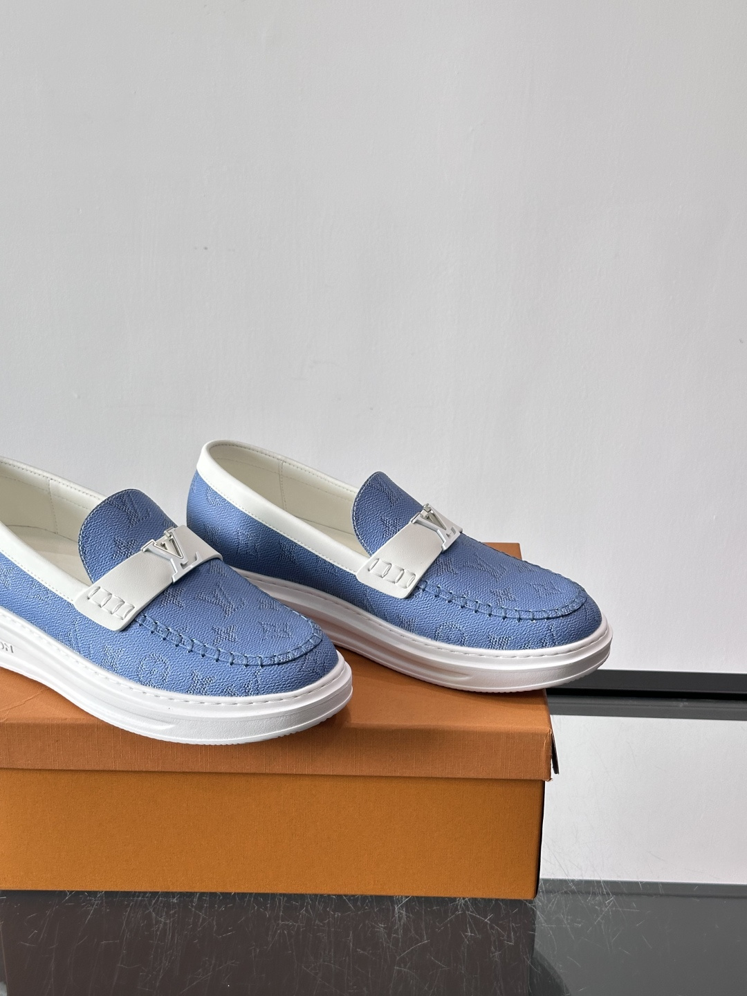 LV男士休闲鞋简约版型⚠️一脚蹬的自在，是通勤与周末的无缝衔接。柔软皮革包裹双脚，纯白厚底自带轻盈感，每