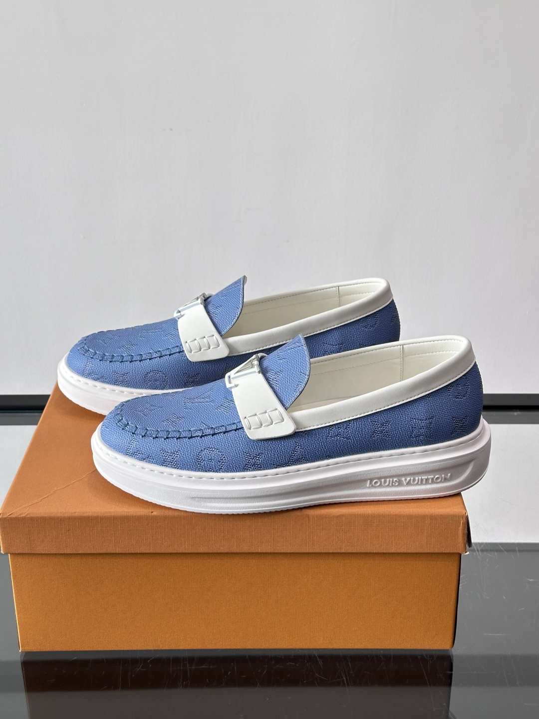 LV男士休闲鞋简约版型⚠️一脚蹬的自在，是通勤与周末的无缝衔接。柔软皮革包裹双脚，纯白厚底自带轻盈感，每