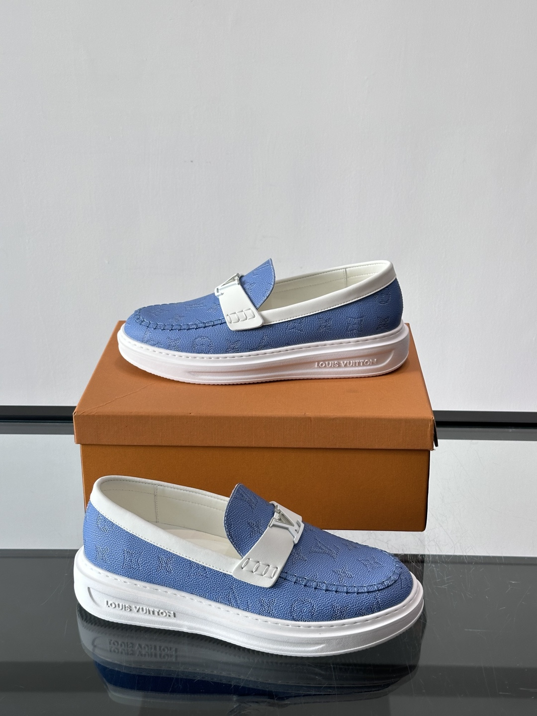 LV男士休闲鞋简约版型⚠️一脚蹬的自在，是通勤与周末的无缝衔接。柔软皮革包裹双脚，纯白厚底自带轻盈感，每
