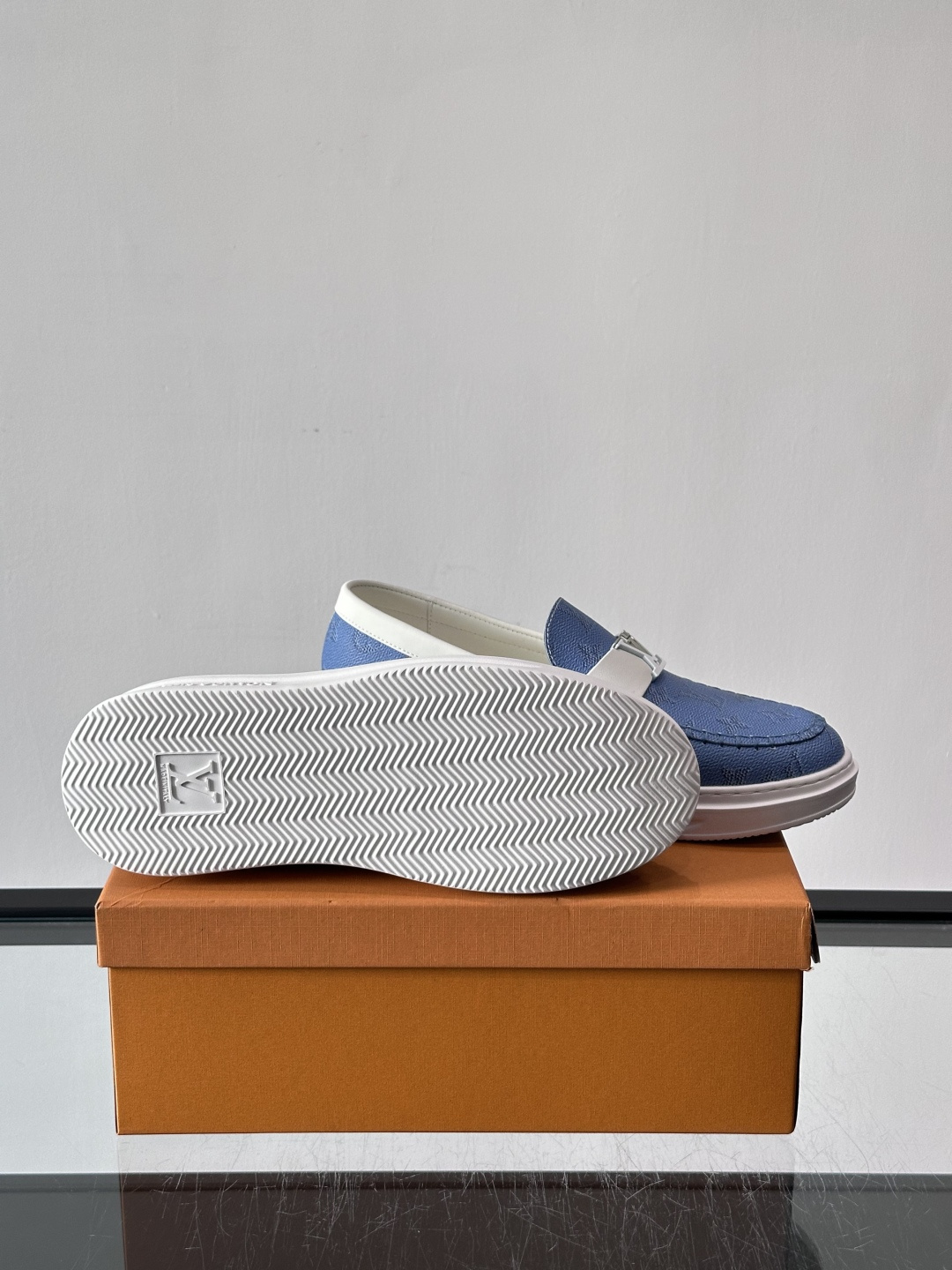 LV男士休闲鞋简约版型⚠️一脚蹬的自在，是通勤与周末的无缝衔接。柔软皮革包裹双脚，纯白厚底自带轻盈感，每