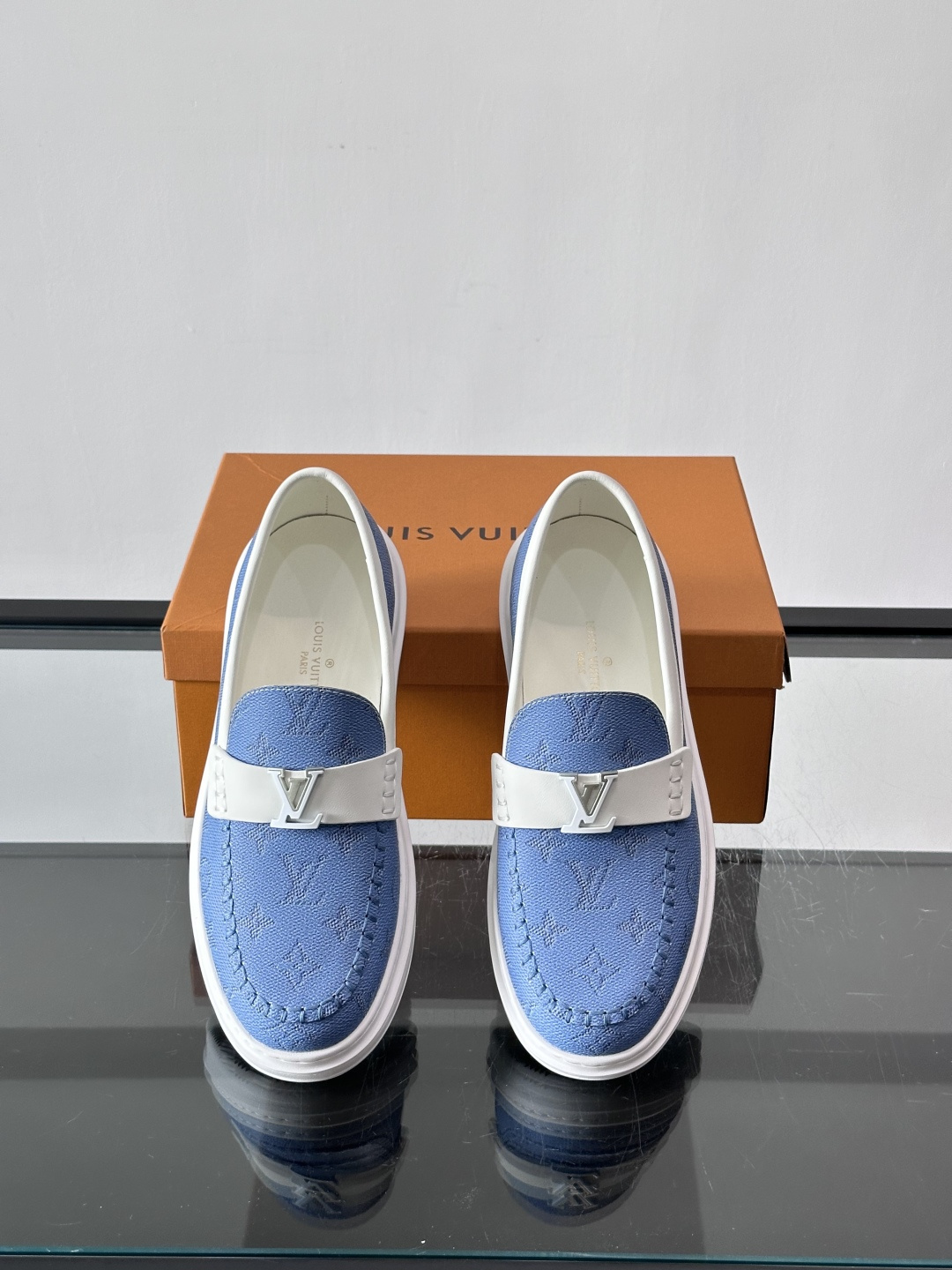 LV男士休闲鞋简约版型⚠️一脚蹬的自在，是通勤与周末的无缝衔接。柔软皮革包裹双脚，纯白厚底自带轻盈感，每
