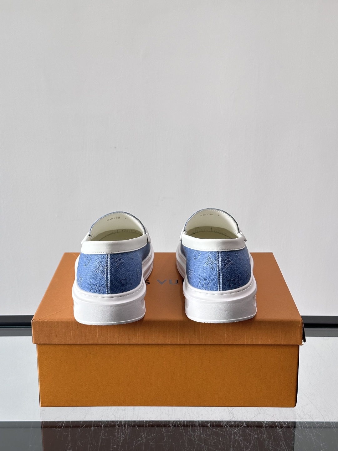 LV男士休闲鞋简约版型⚠️一脚蹬的自在，是通勤与周末的无缝衔接。柔软皮革包裹双脚，纯白厚底自带轻盈感，每