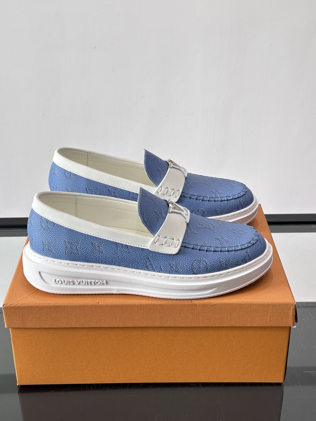 LV男士休闲鞋简约版型⚠️一脚蹬的自在，是通勤与周末的无缝衔接。柔软皮革包裹双脚，纯白厚底自带轻盈感，每