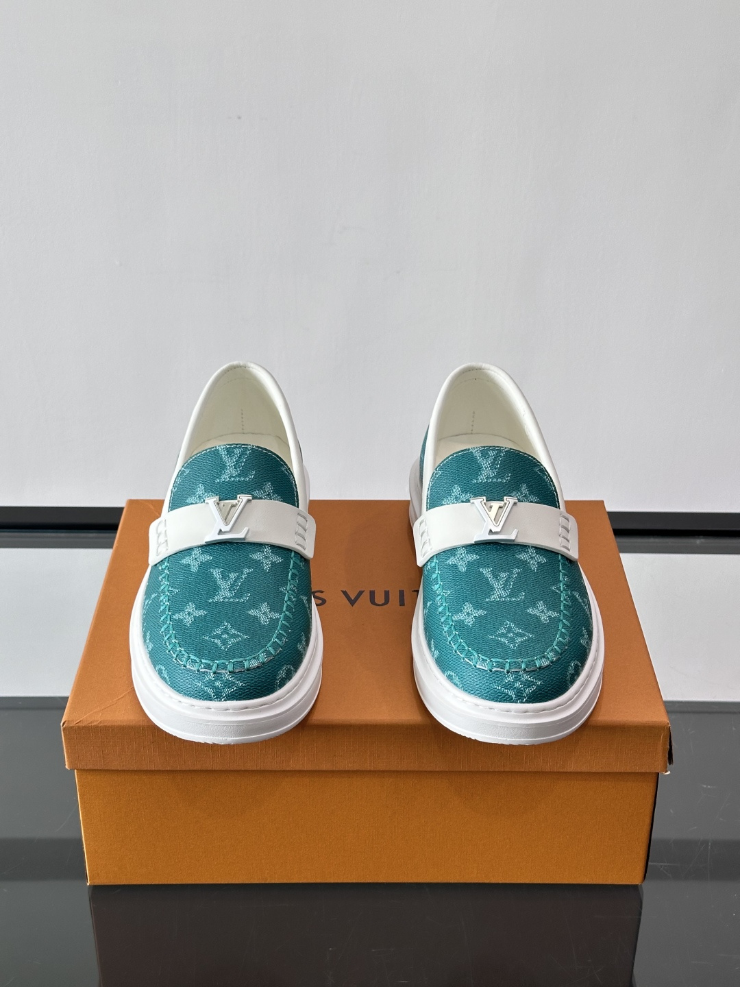 LV男士休闲鞋简约版型⚠️一脚蹬的自在，是通勤与周末的无缝衔接。柔软皮革包裹双脚，纯白厚底自带轻盈感，每