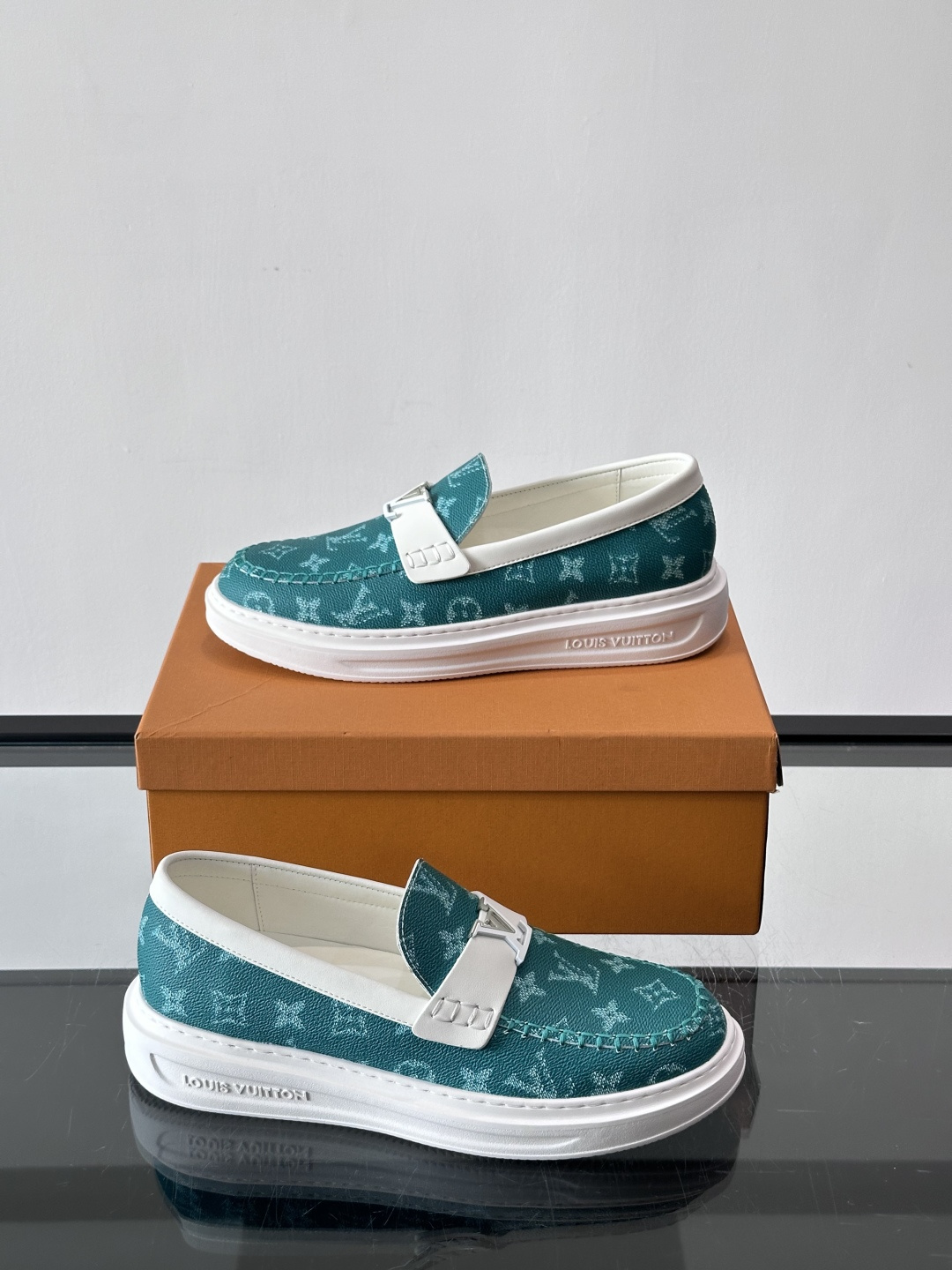 LV男士休闲鞋简约版型⚠️一脚蹬的自在，是通勤与周末的无缝衔接。柔软皮革包裹双脚，纯白厚底自带轻盈感，每