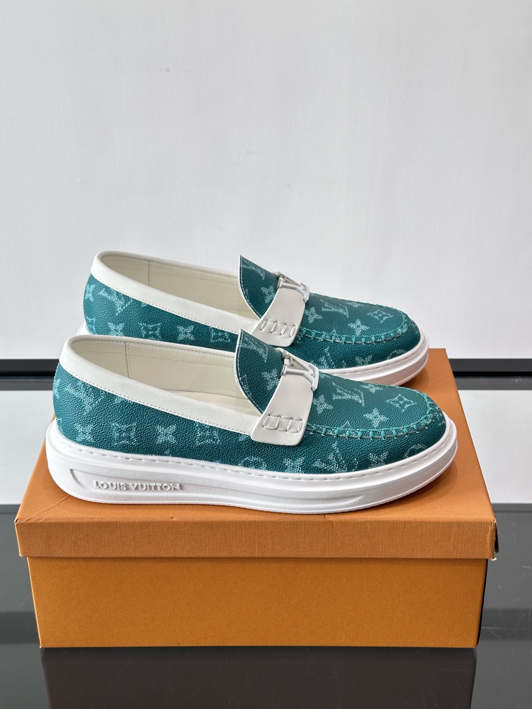 LV男士休闲鞋简约版型⚠️一脚蹬的自在，是通勤与周末的无缝衔接。柔软皮革包裹双脚，纯白厚底自带轻盈感，每